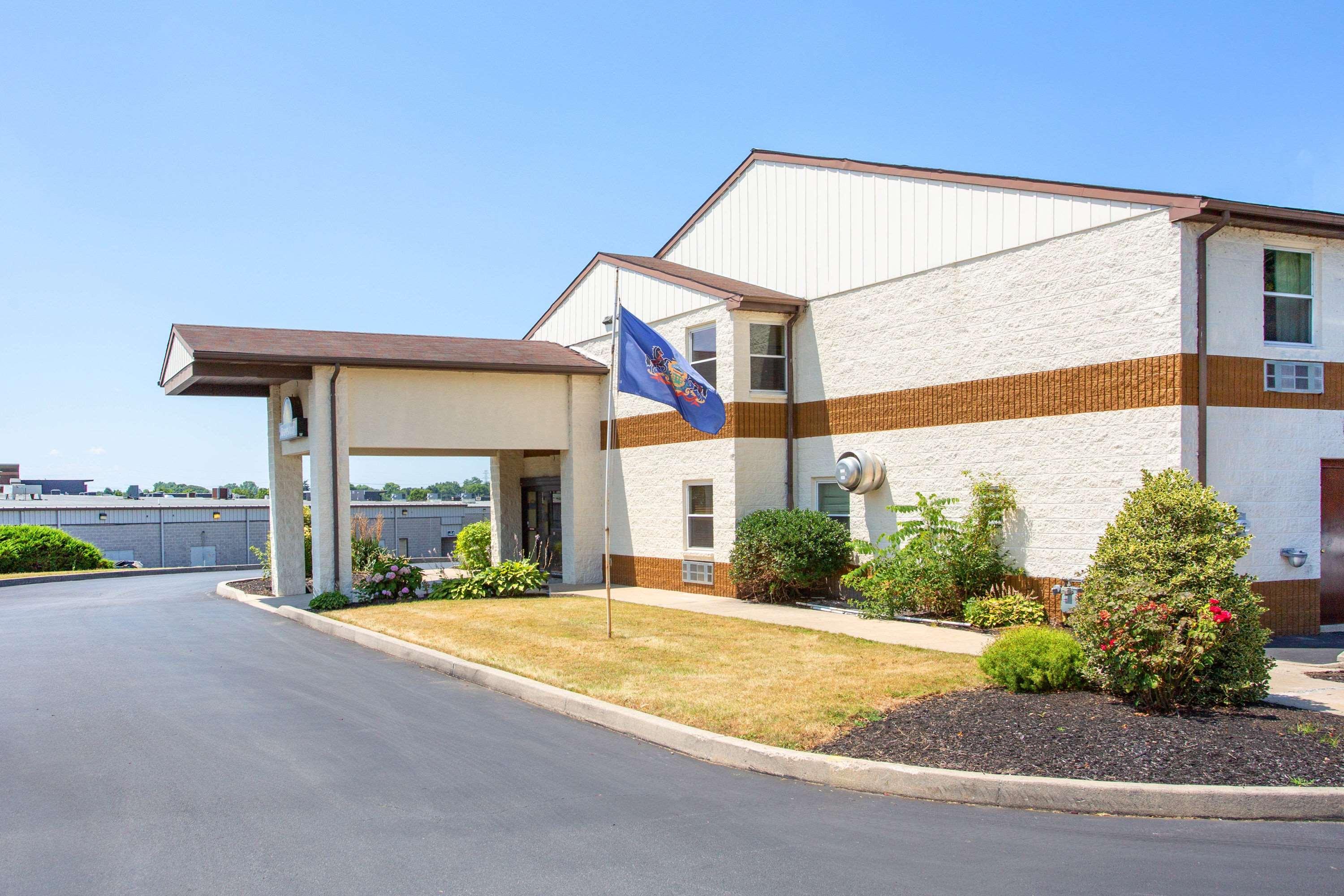 Vista Exterior Days Inn by Wyndham Lancaster PA Dutch Country