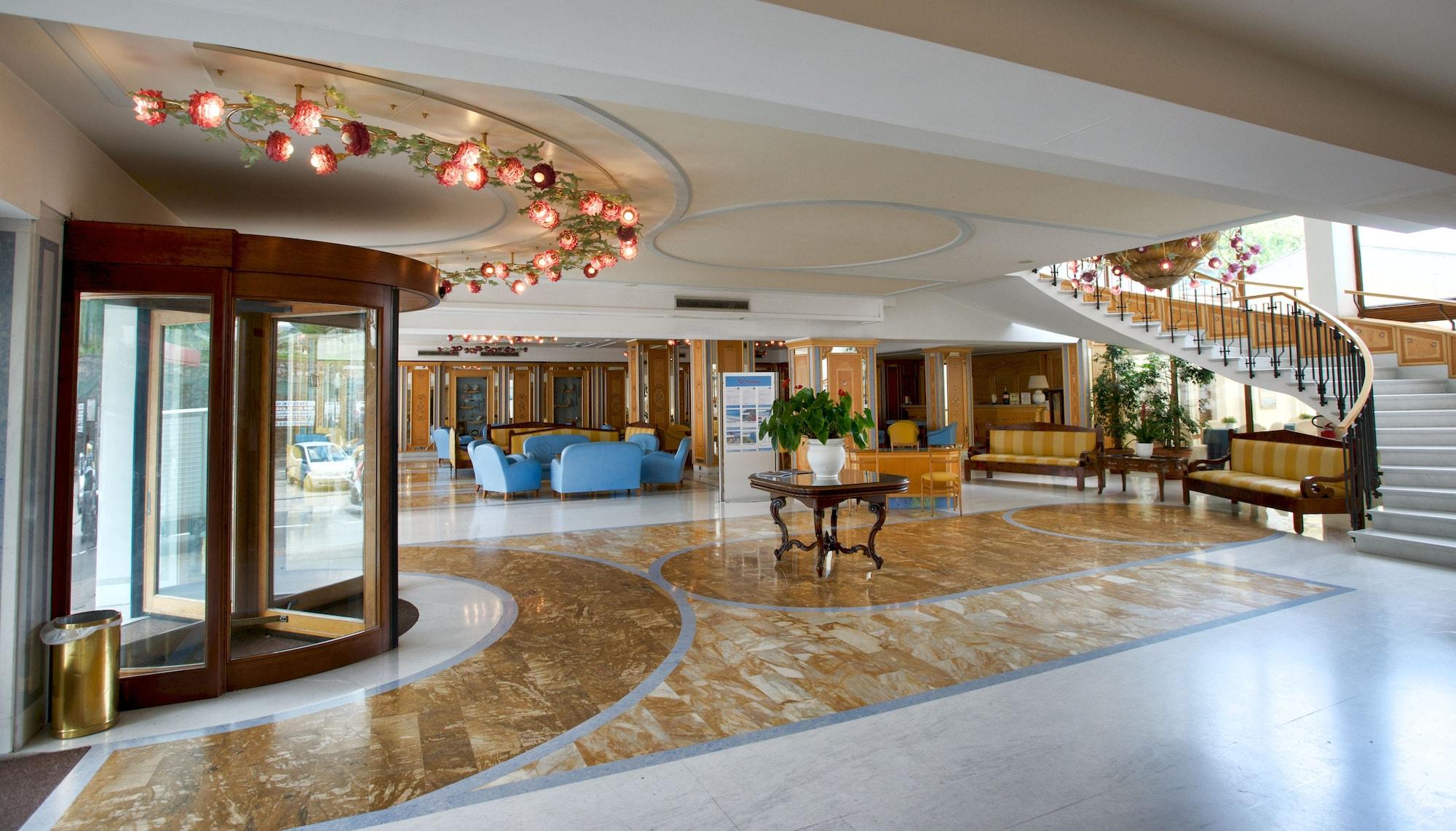 Vista Lobby Grand Hotel Flora