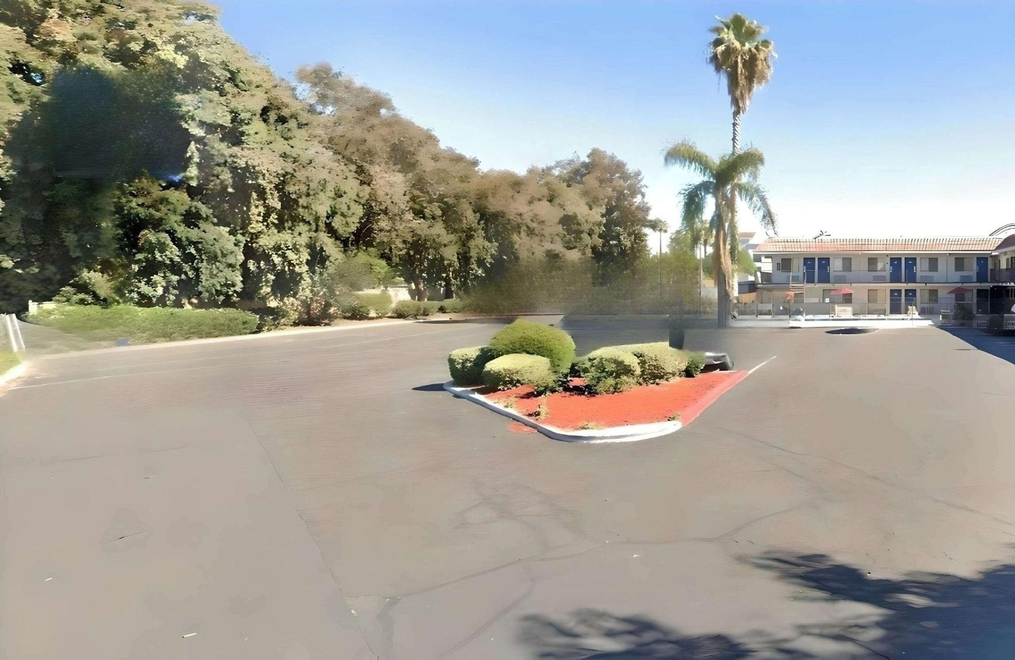 Vista Exterior Motel 6 Modesto CA