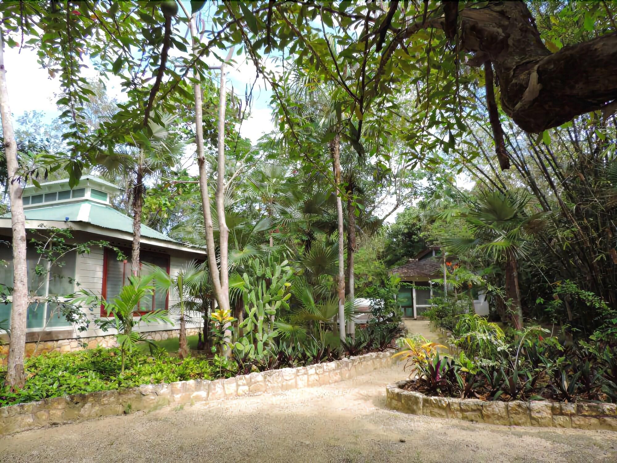 Vista Exterior Tingalaya's Retreat