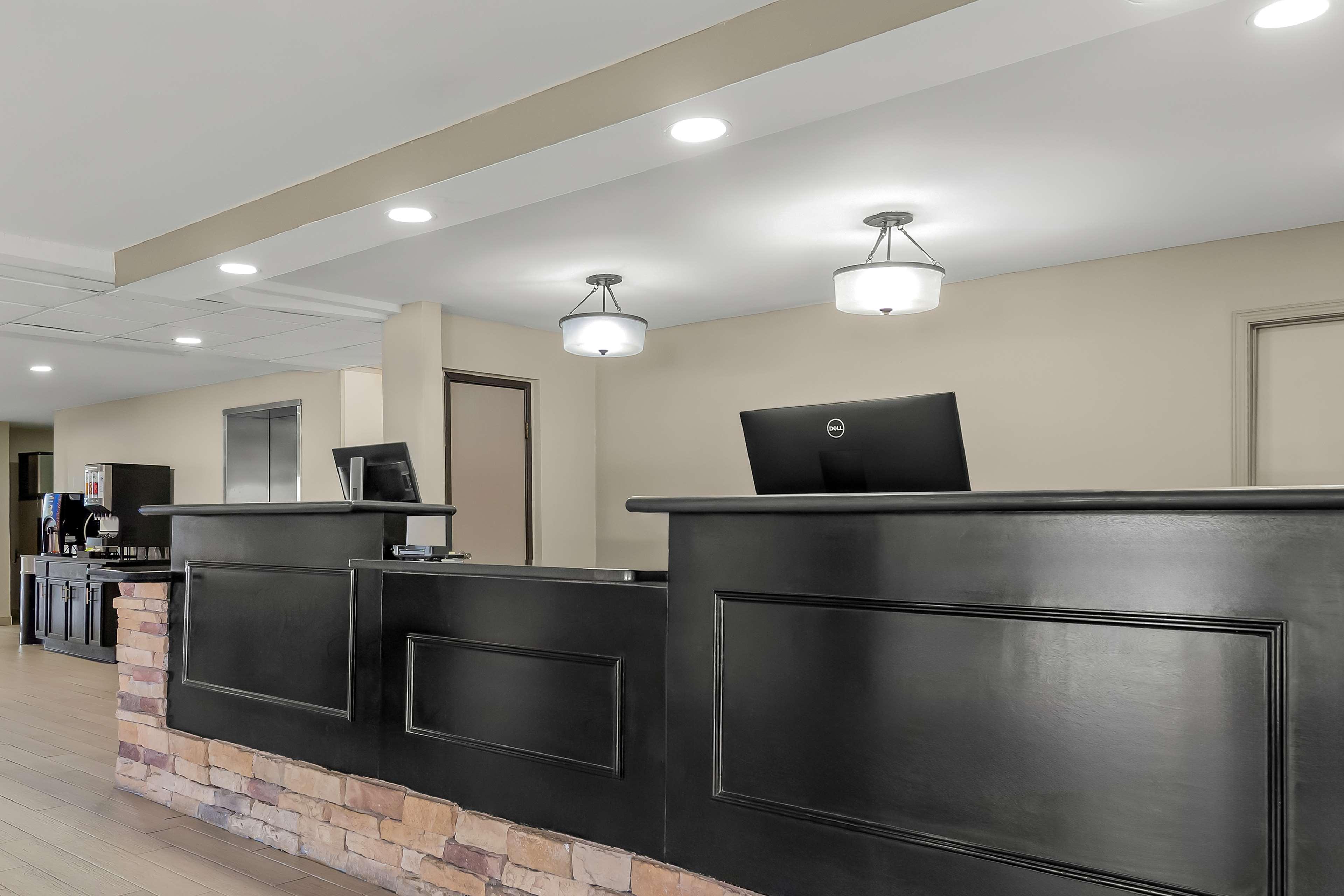 Vista Lobby Best Western Saluki Inn