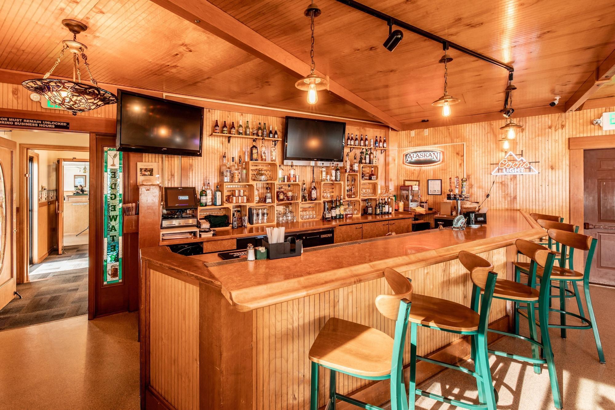 Bar/Salón Edgewater Inn Restaurant & Marina