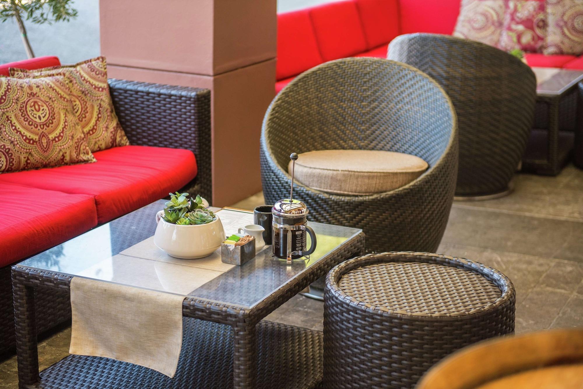 Restaurant Juniper Hotel Cupertino, Curio Collection by Hilton