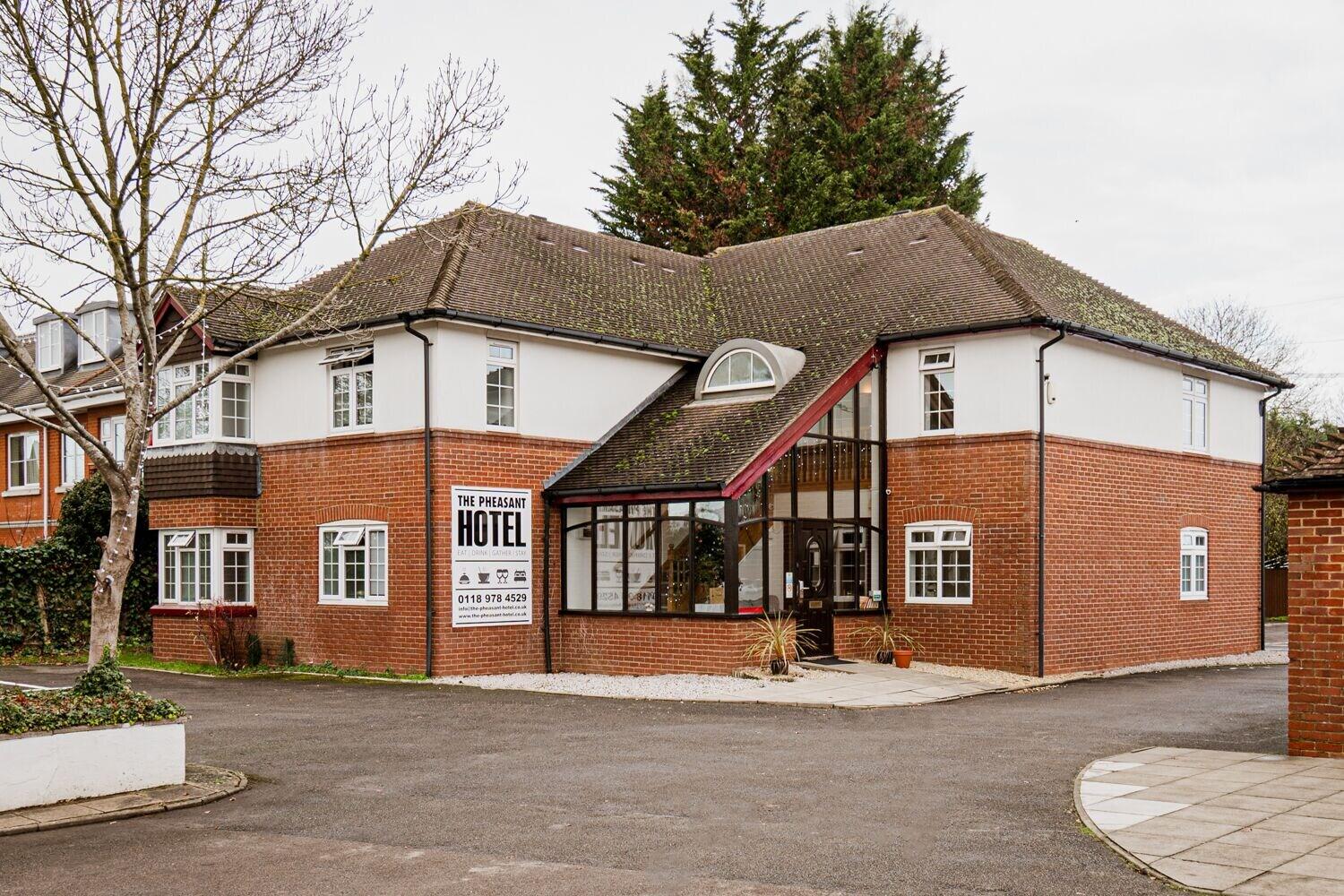 Vista Exterior The Pheasant Bar & Restaurant Hotel