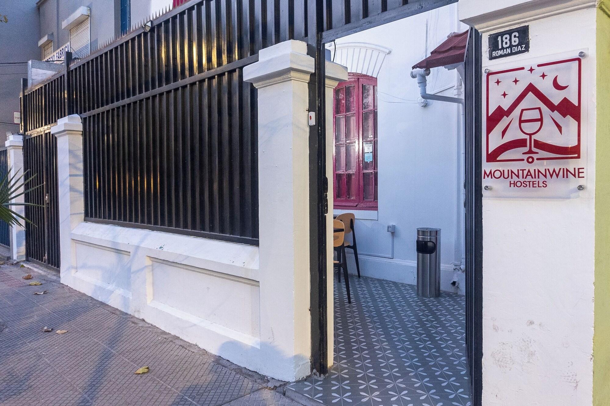 Variados (as) International MountainWine Hostels