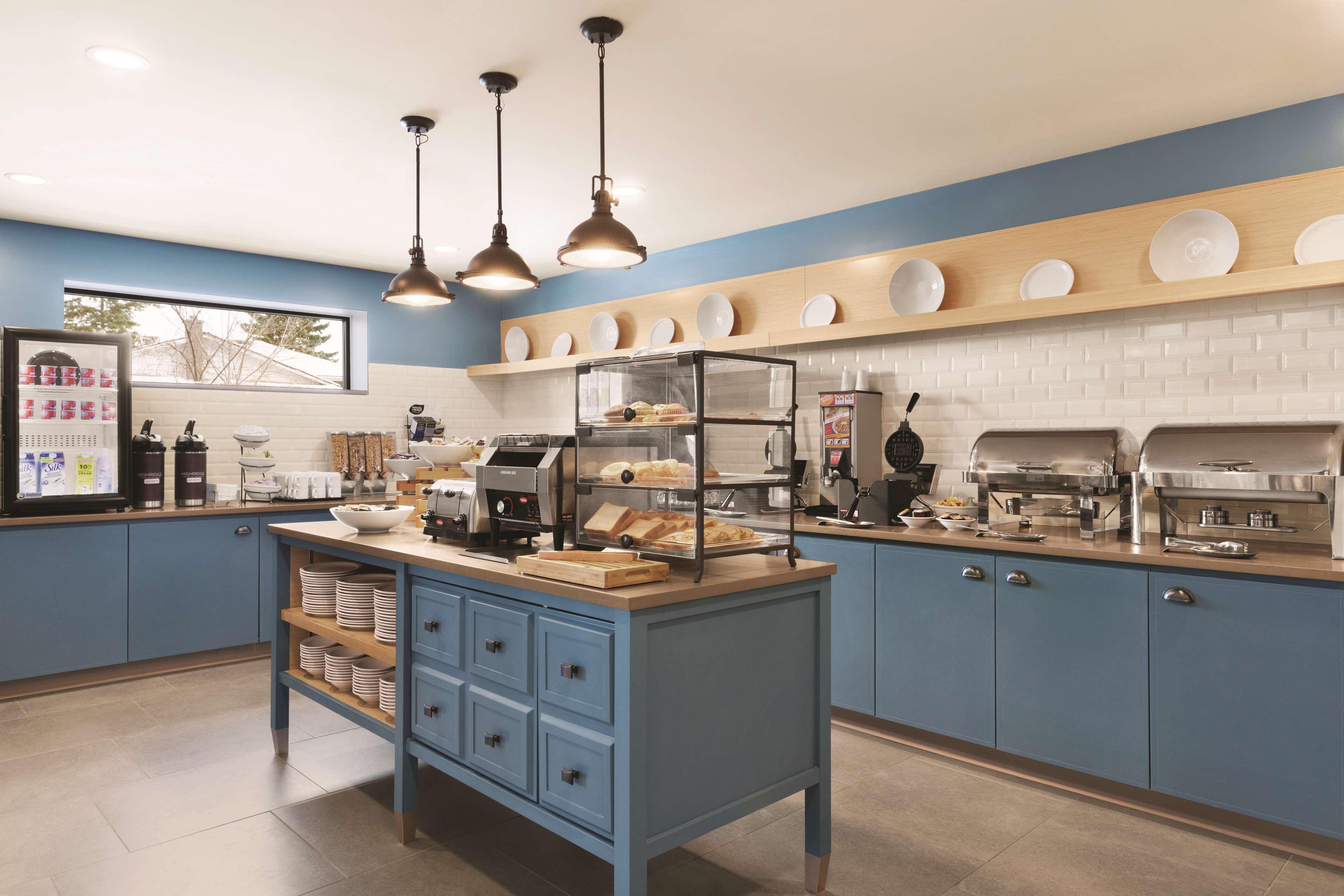 Restaurant Country Inn & Suites by Radisson, Belleville, ON
