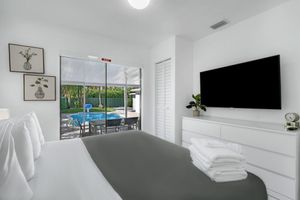 Alquiler Vacacional - Boutique Villa REMODELED 4 bedrooms/3 bath, and tv area… 5 minutes to the beach
