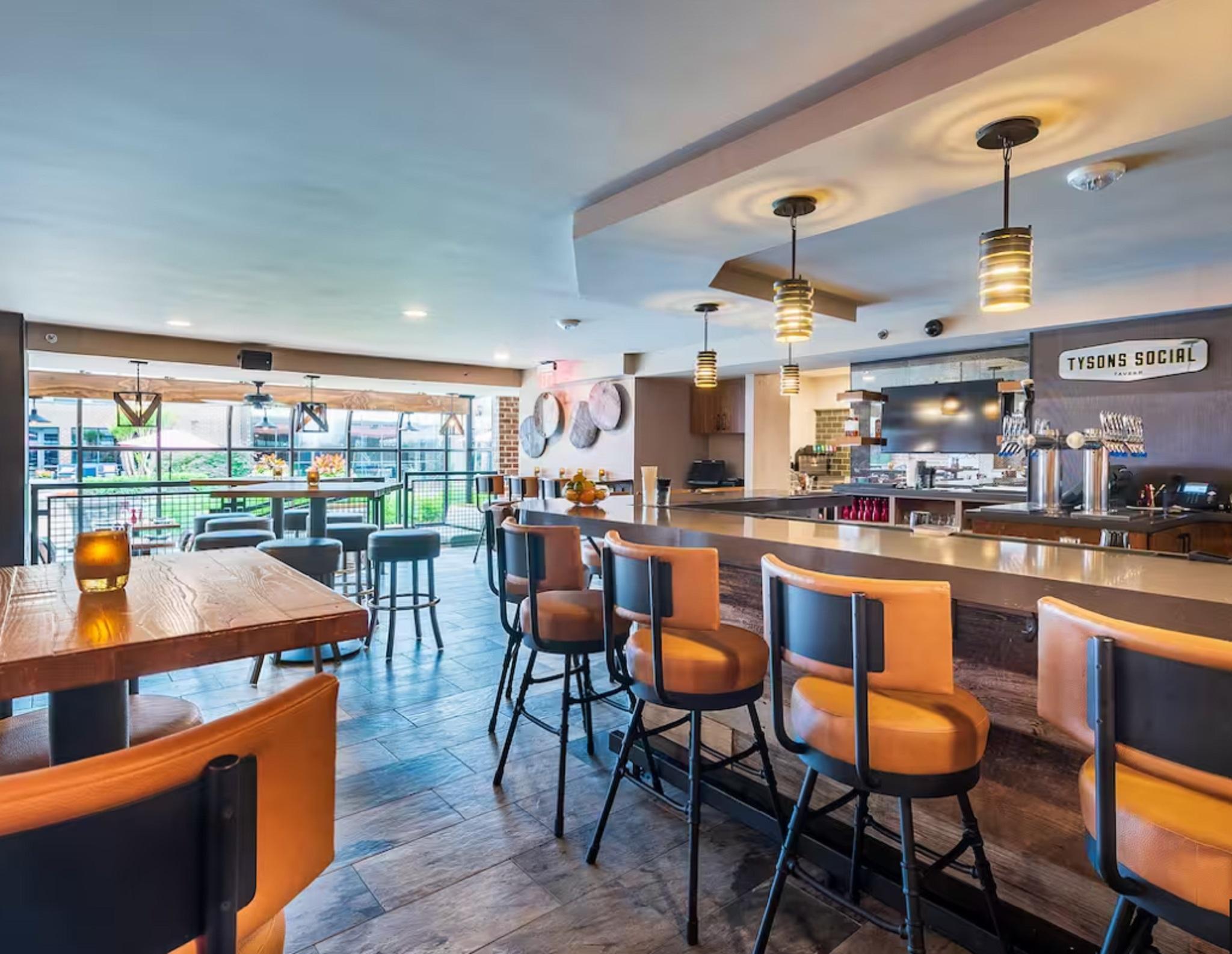 Bar/Salón Doubletree by Hilton McLean Tysons