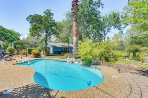Alquiler Vacacional - 10 Mi to Redding: Serene Escape w/ Spacious Yard!