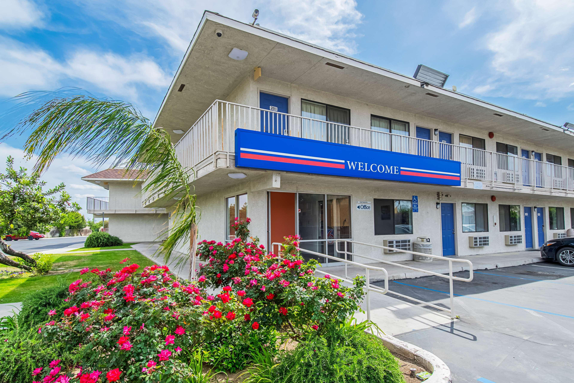 Vista Exterior Motel 6 Bakersfield, CA - Airport