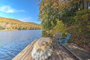 Alquiler Vacacional - Lakefront Berkshires Retreat w/ Deck, Dock & Boat!