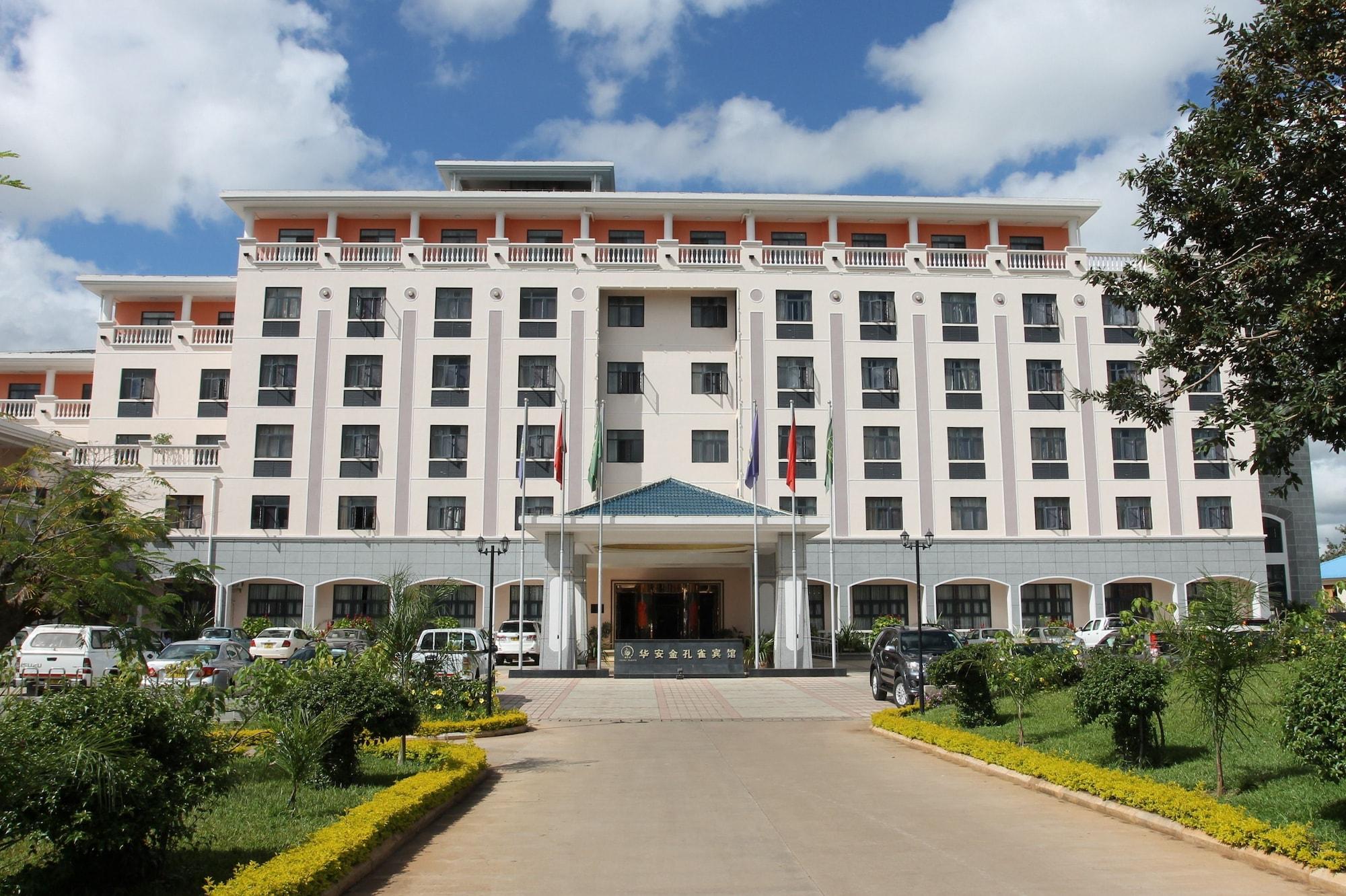 Vista Exterior Sogecoa Golden Peacock Hotel