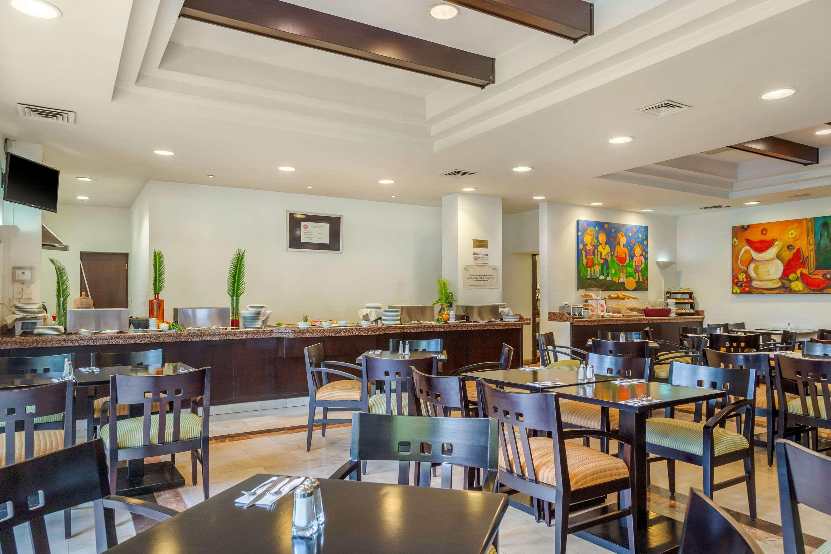 Restaurant Quality Inn Monterrey La Fe