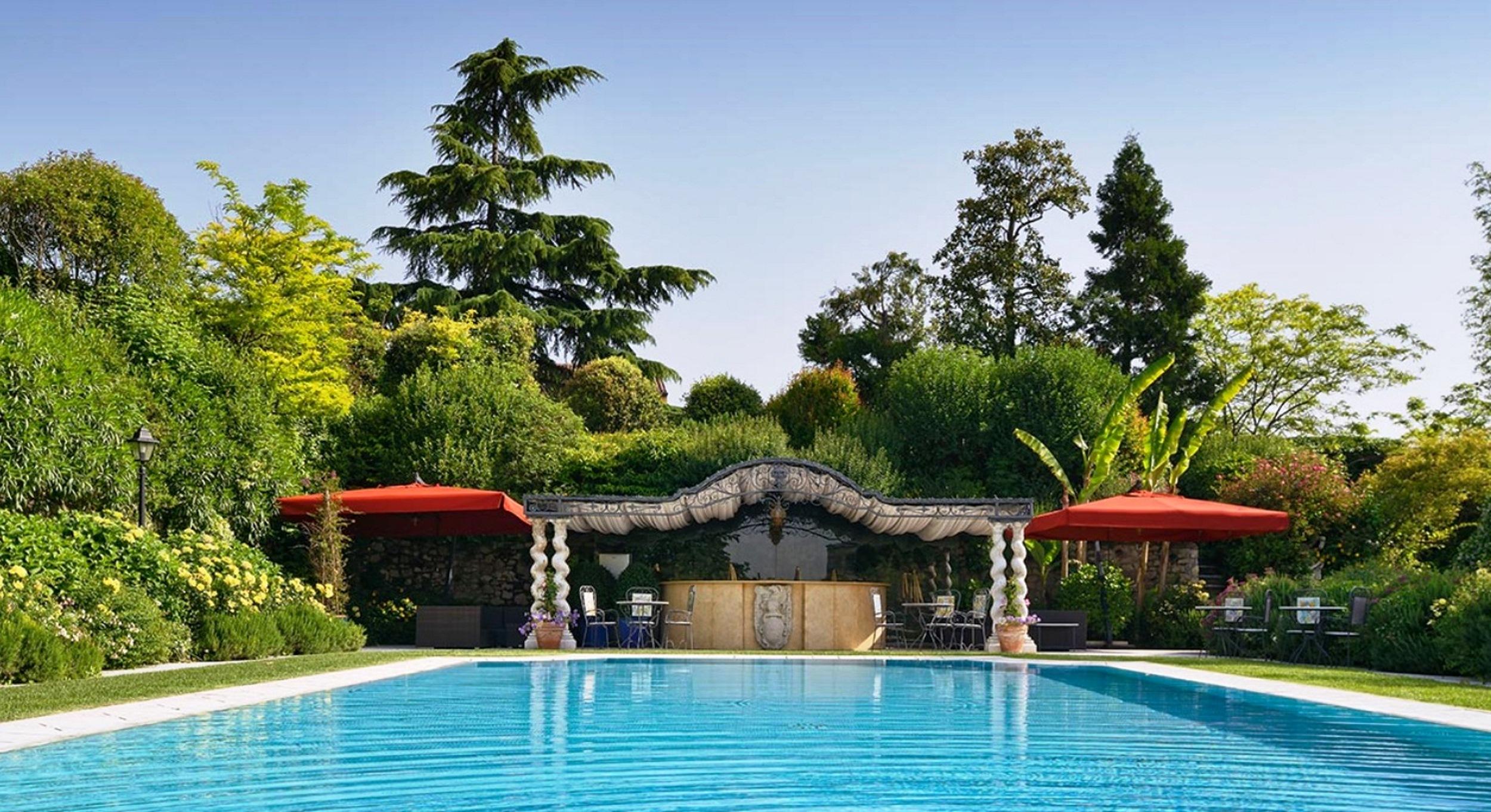 Vista Piscina Byblos Art Hotel Villa Amistà