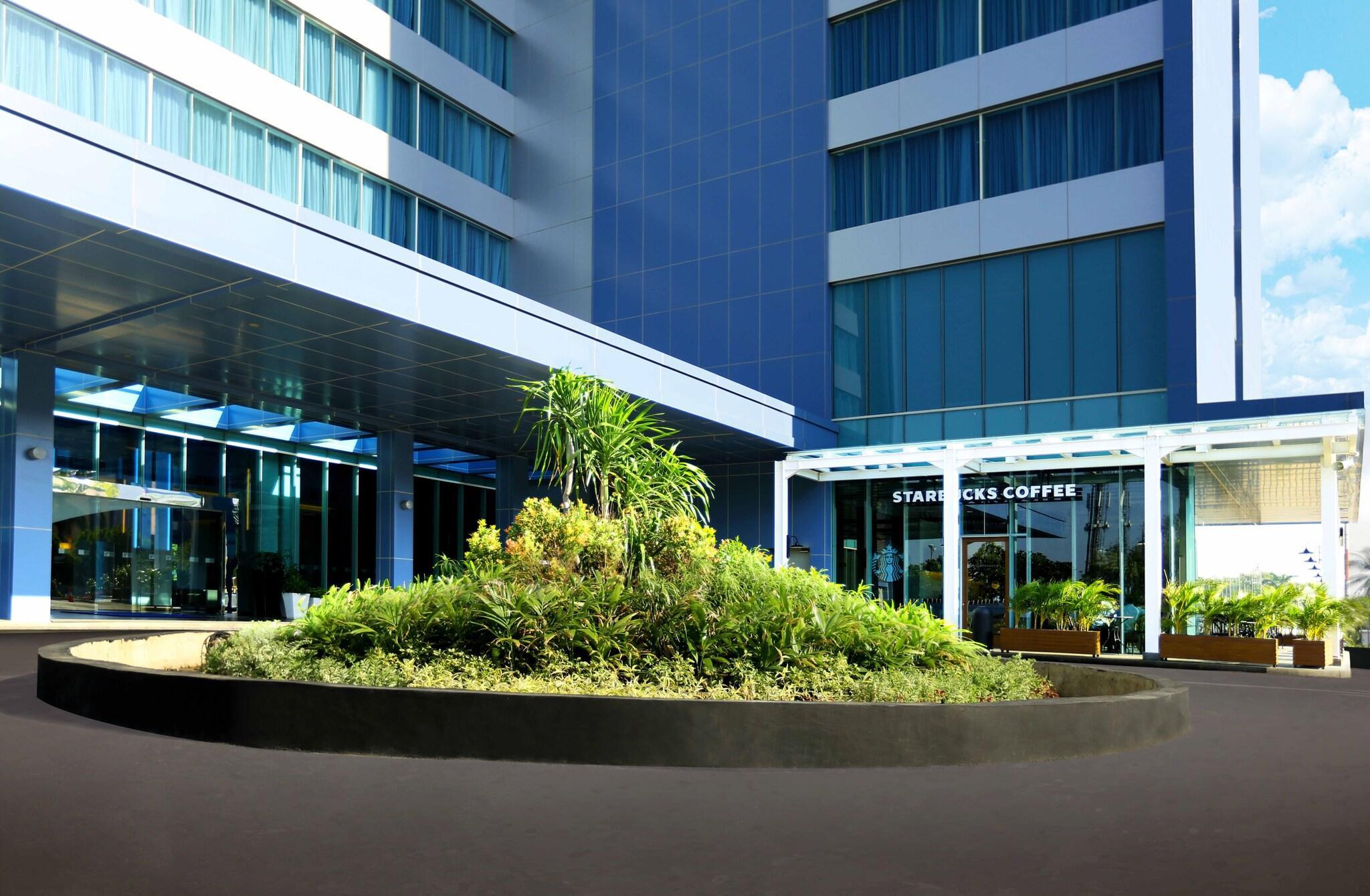 Vista Exterior Holiday Inn Express Jakarta International Expo by IHG