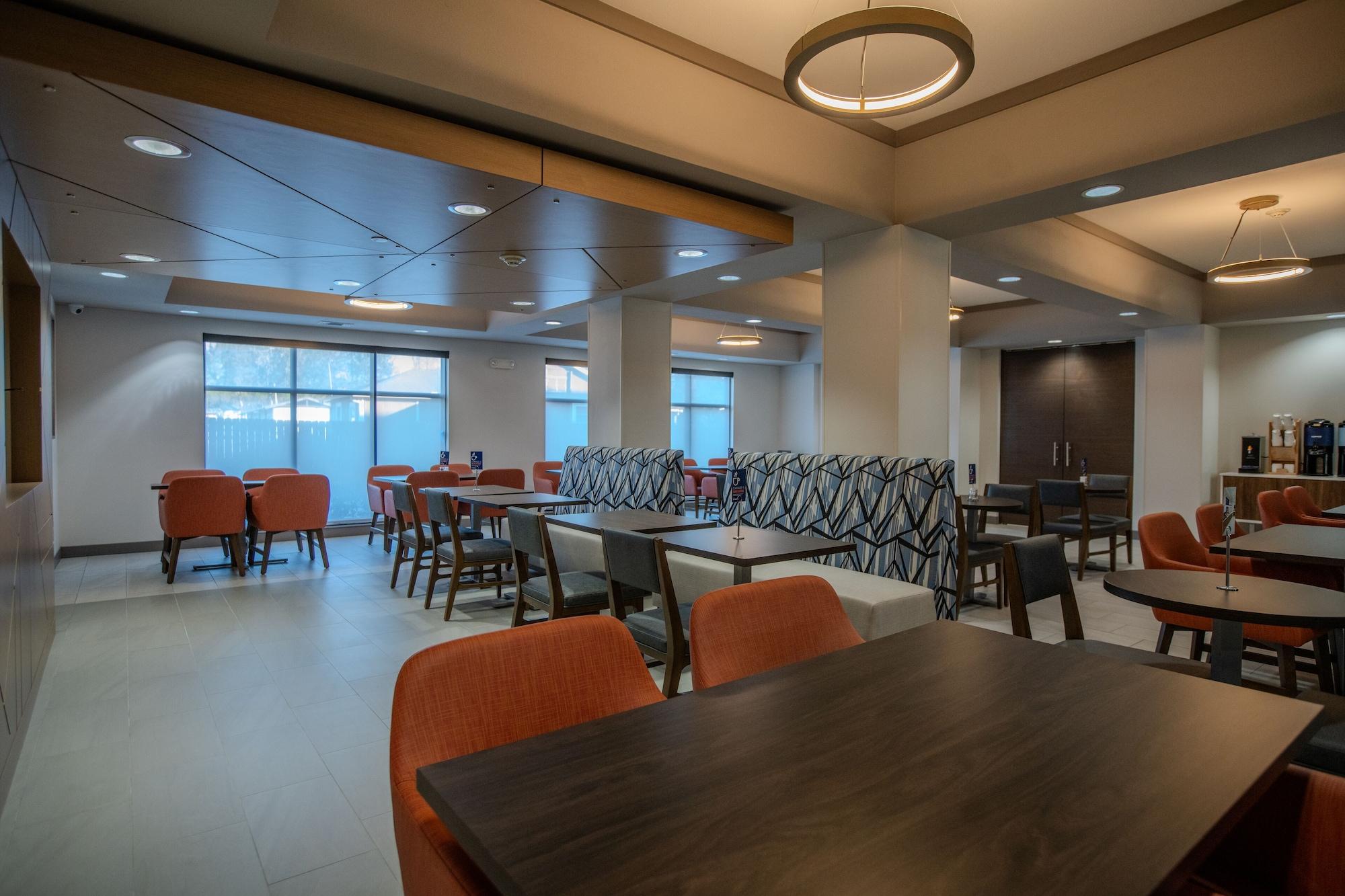 Vista Lobby Holiday Inn Express Cleveland by IHG