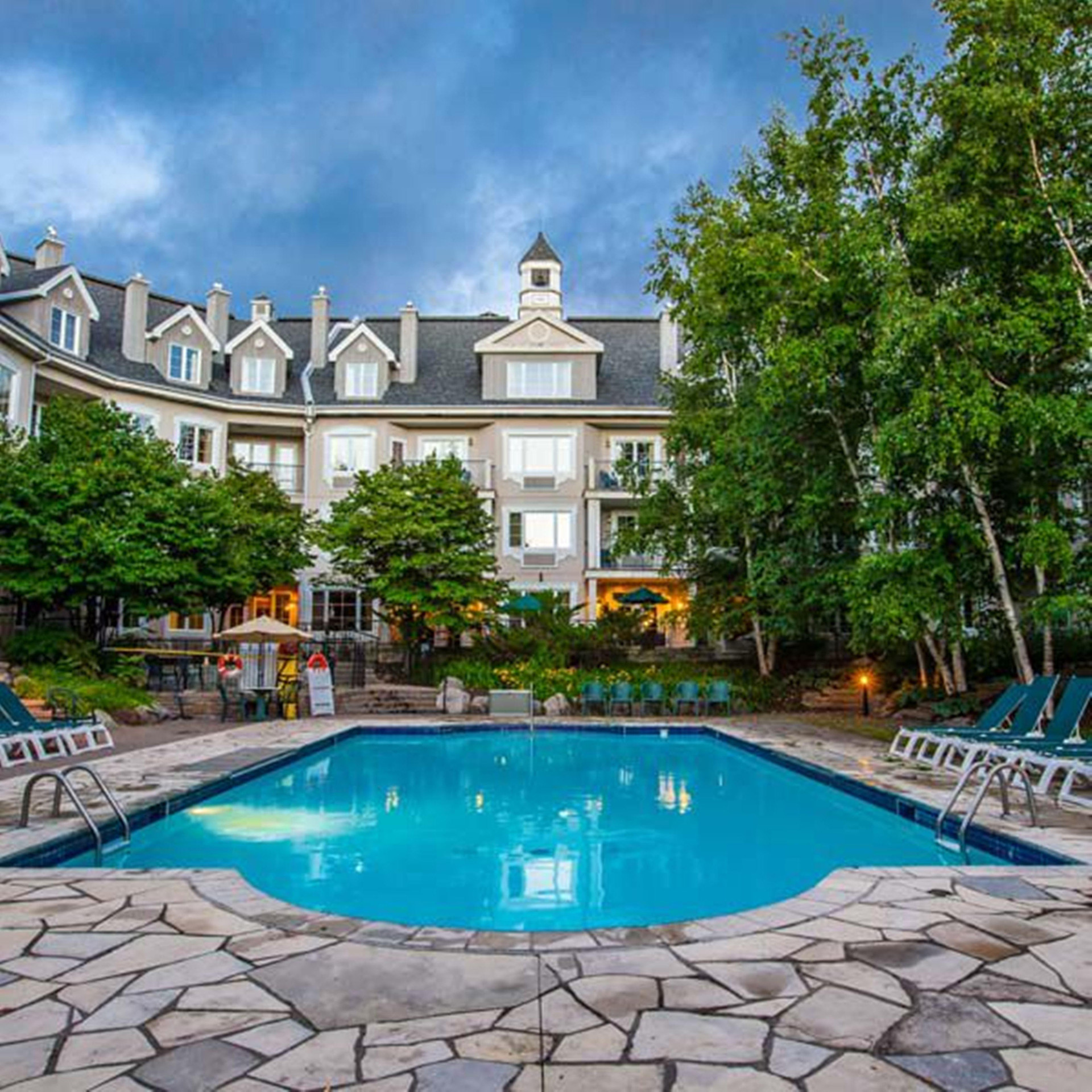 Vista Piscina Holiday Inn Express and Suites Tremblant by IHG