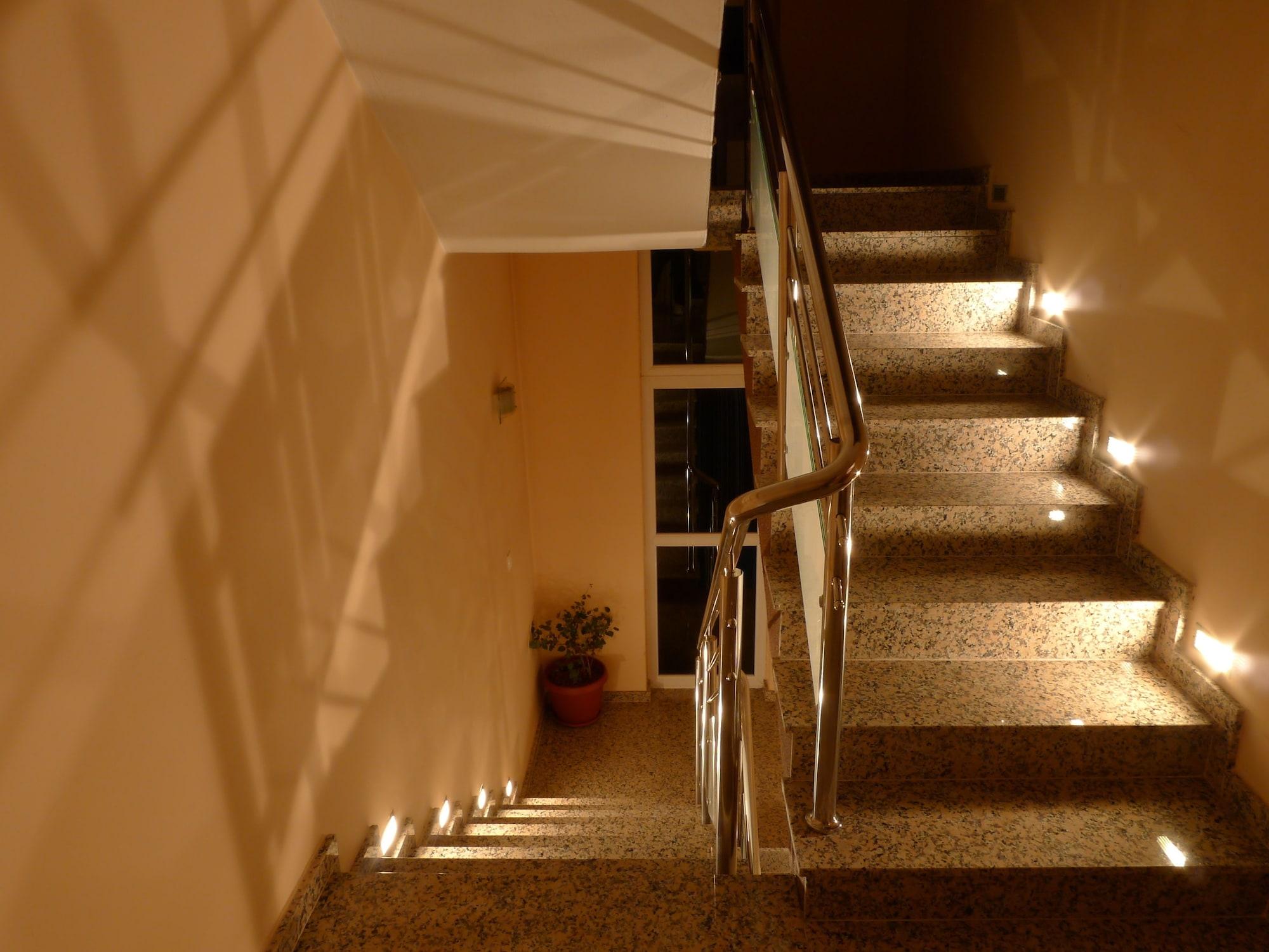 Varios Ahar Hotel