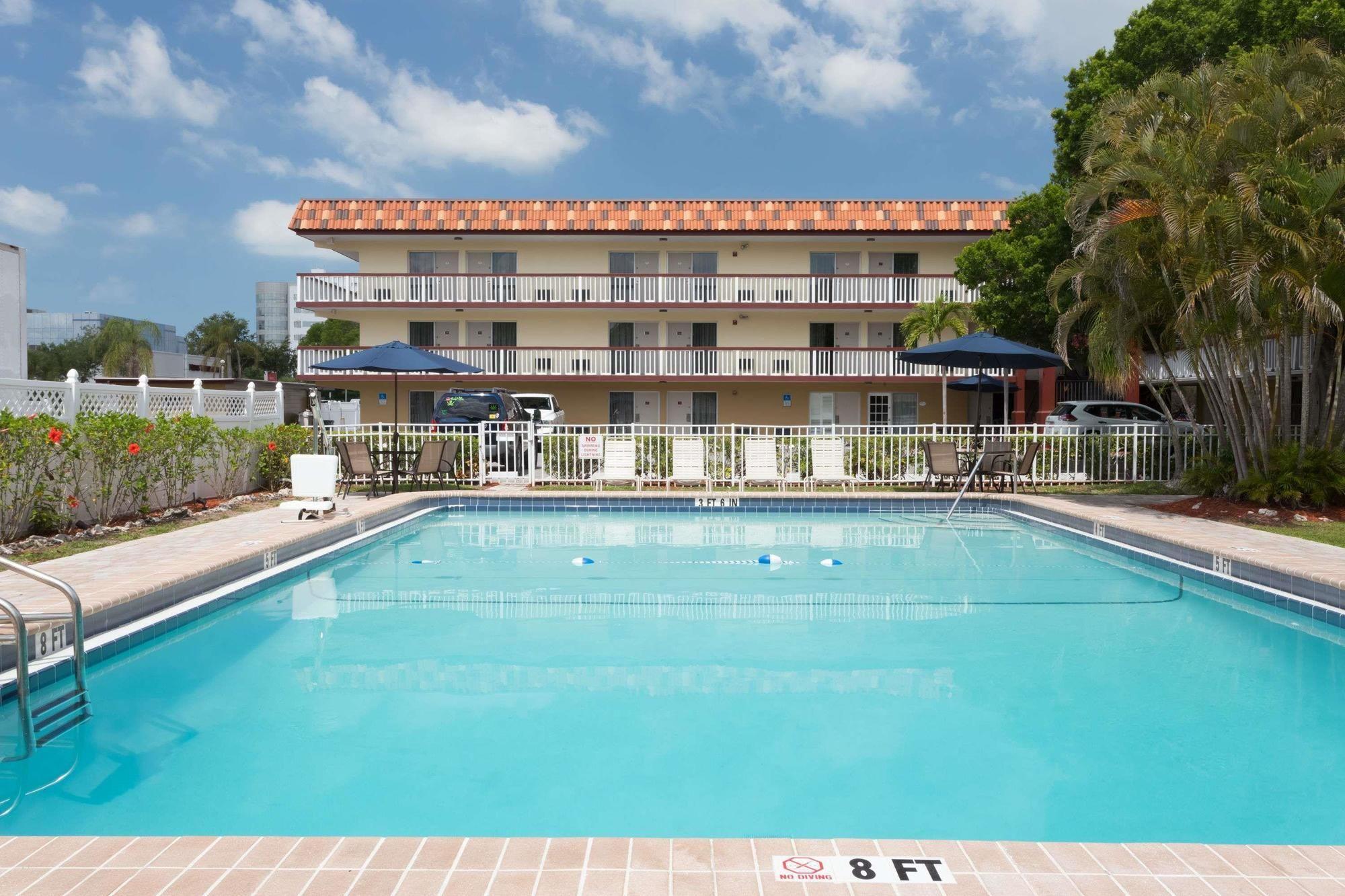 Vista da piscina Baymont Inn & Suites Sarasota