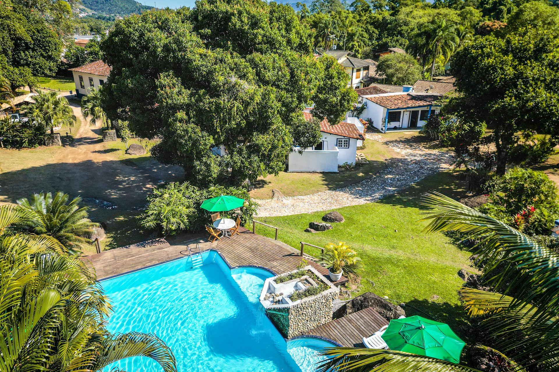 Vista Piscina VELINN Pousada Bromélias