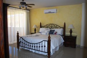 Alquiler Vacacional - Luxury Home with Infinity Pool! Walk to Town, Harbor and Beach!