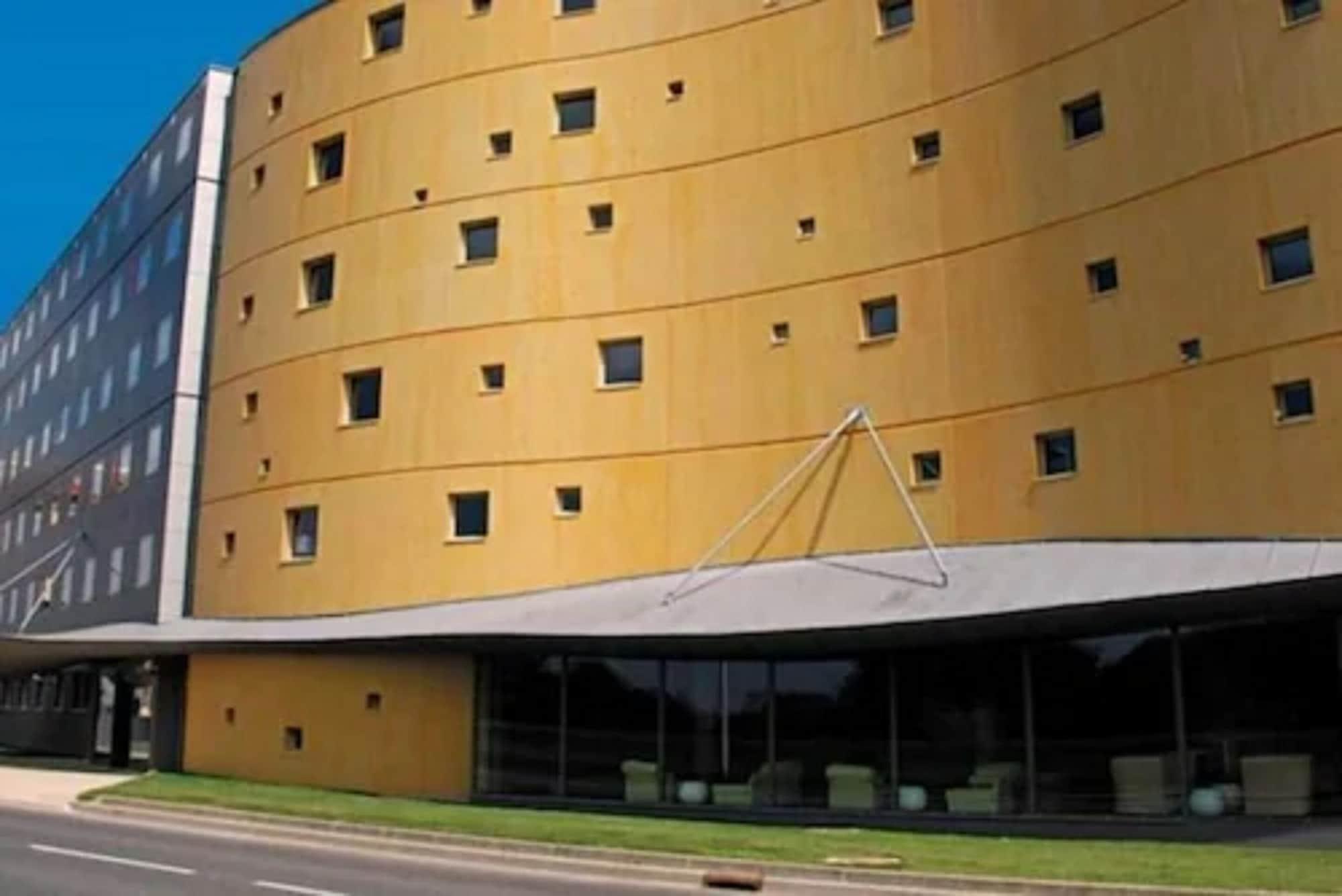 Vista Exterior Standing Hôtel Suites by Actisource