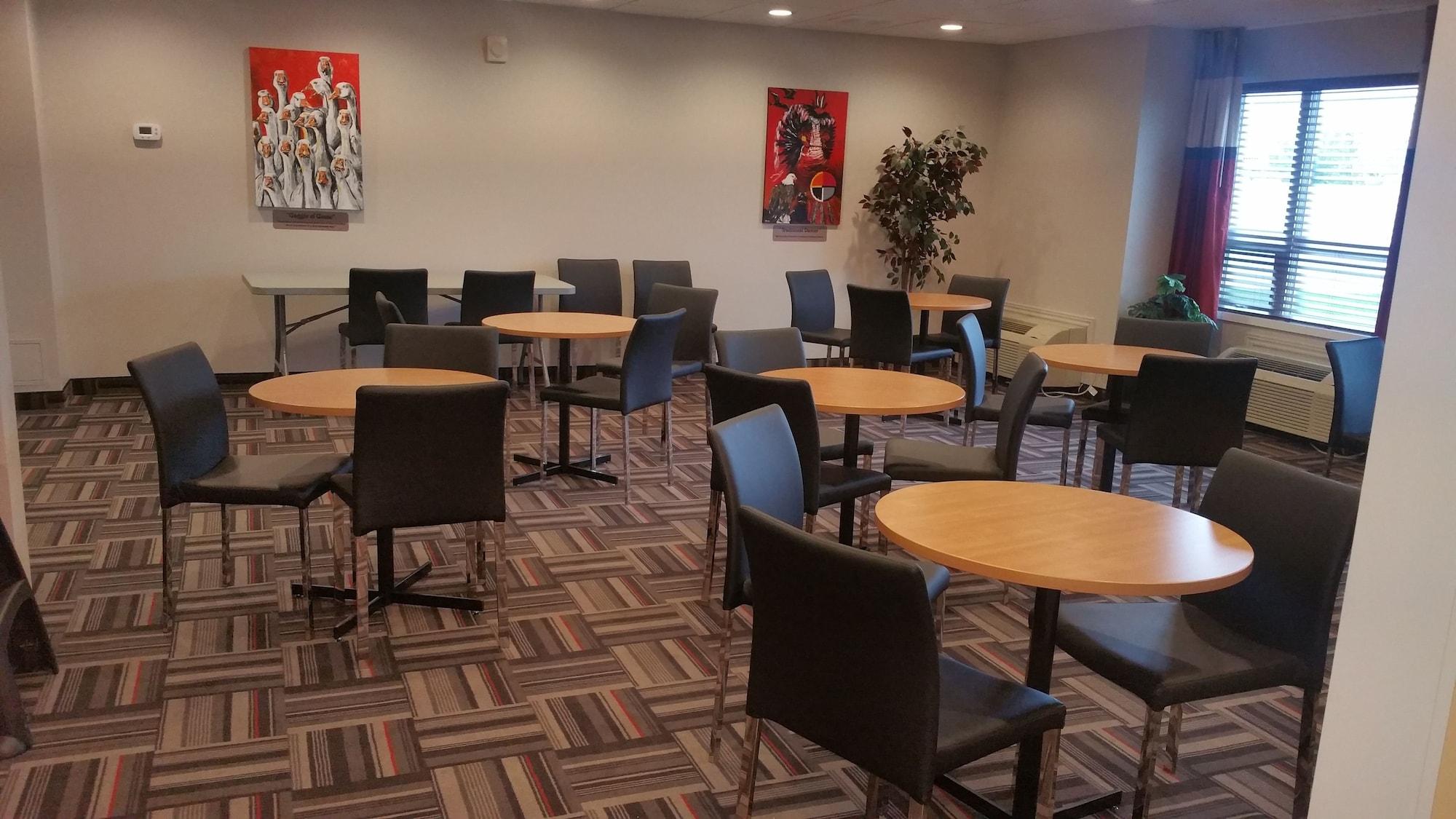 Sala de Reuniones Microtel by Wyndham Casselman