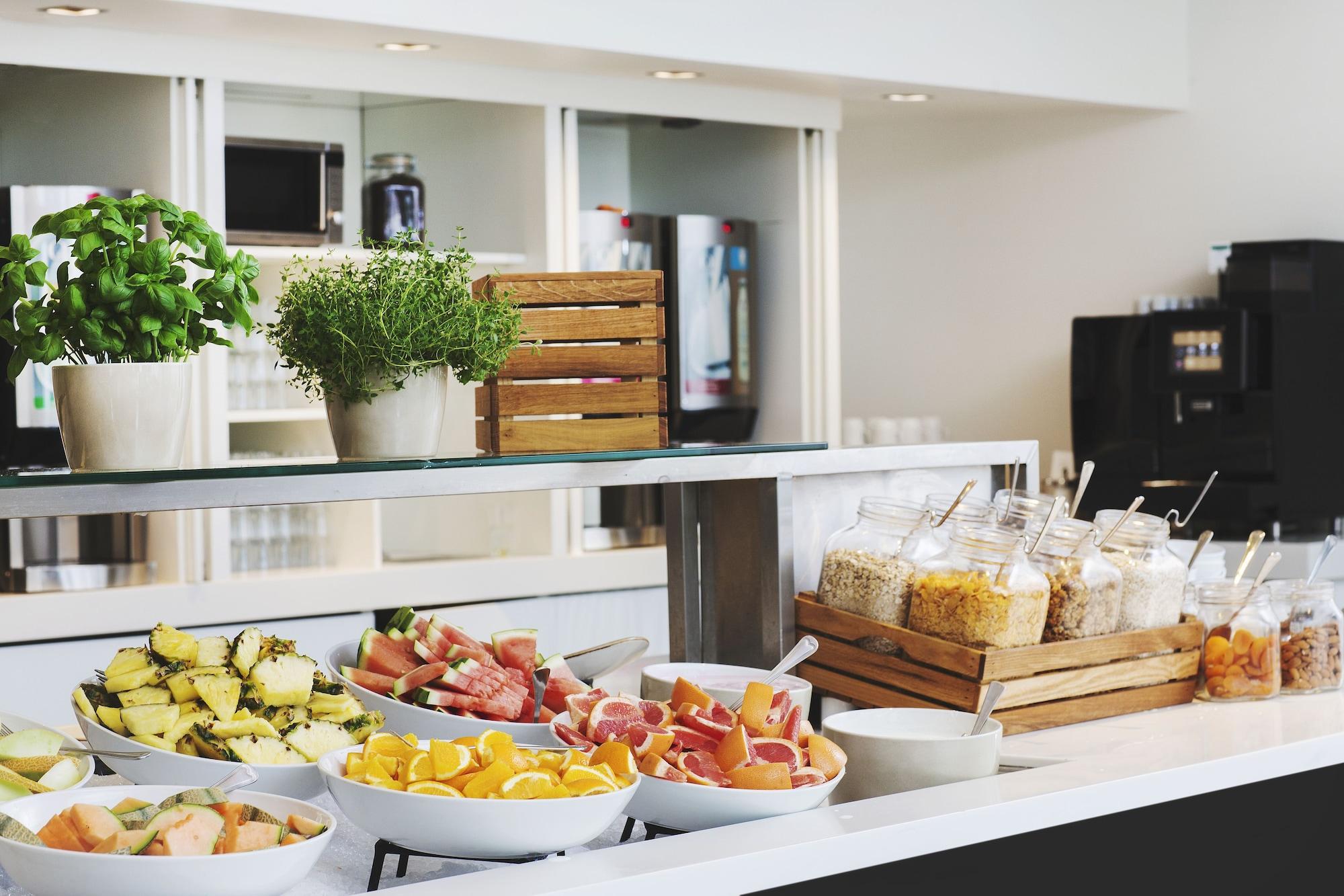 Restaurant Quality Hotel Entry