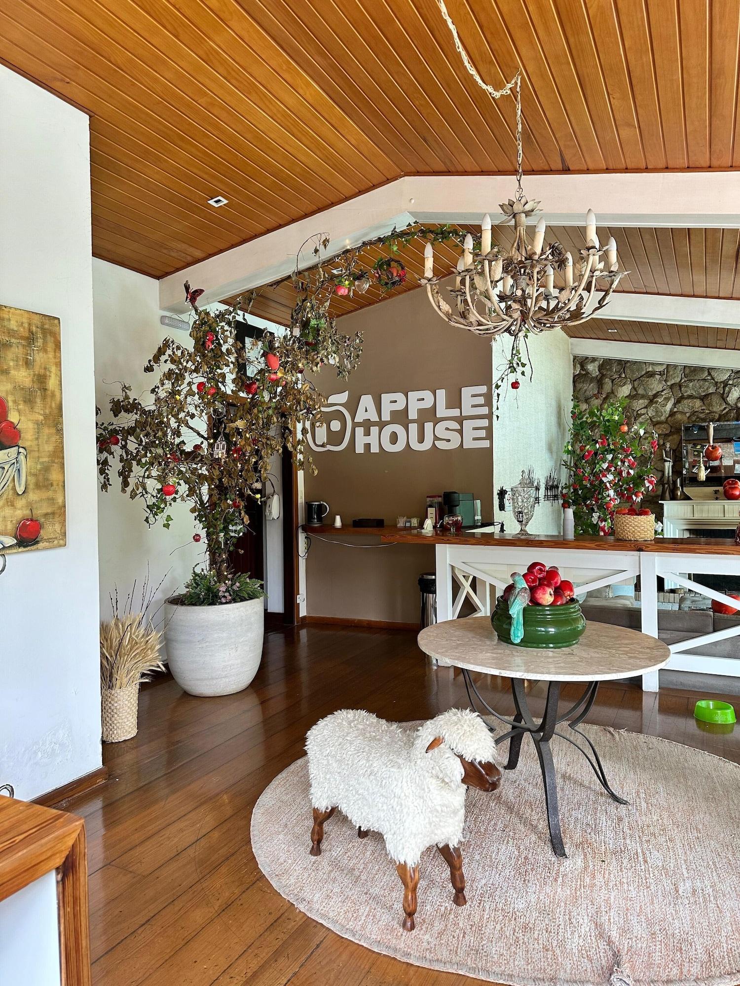 Vista Lobby Pousada Apple House - Campos Do Jordão