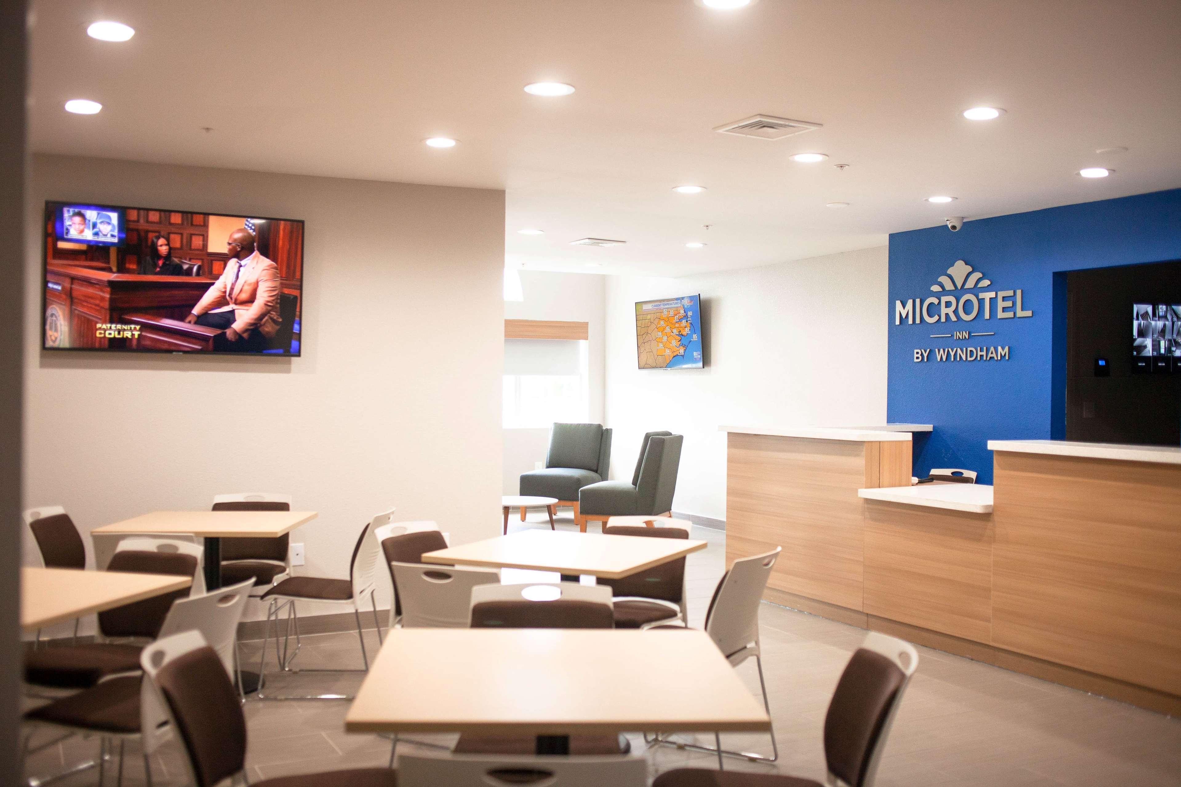 Vista Lobby Microtel Inn & Suites by Wyndham Camp Lejeune/Jacksonville