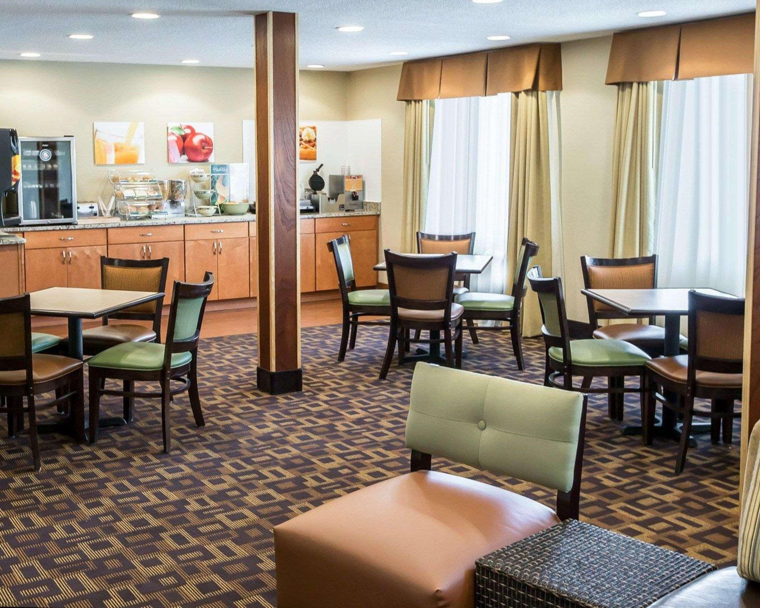 Restaurant Quality Inn Chesterton near Indiana Dunes National Park I-94