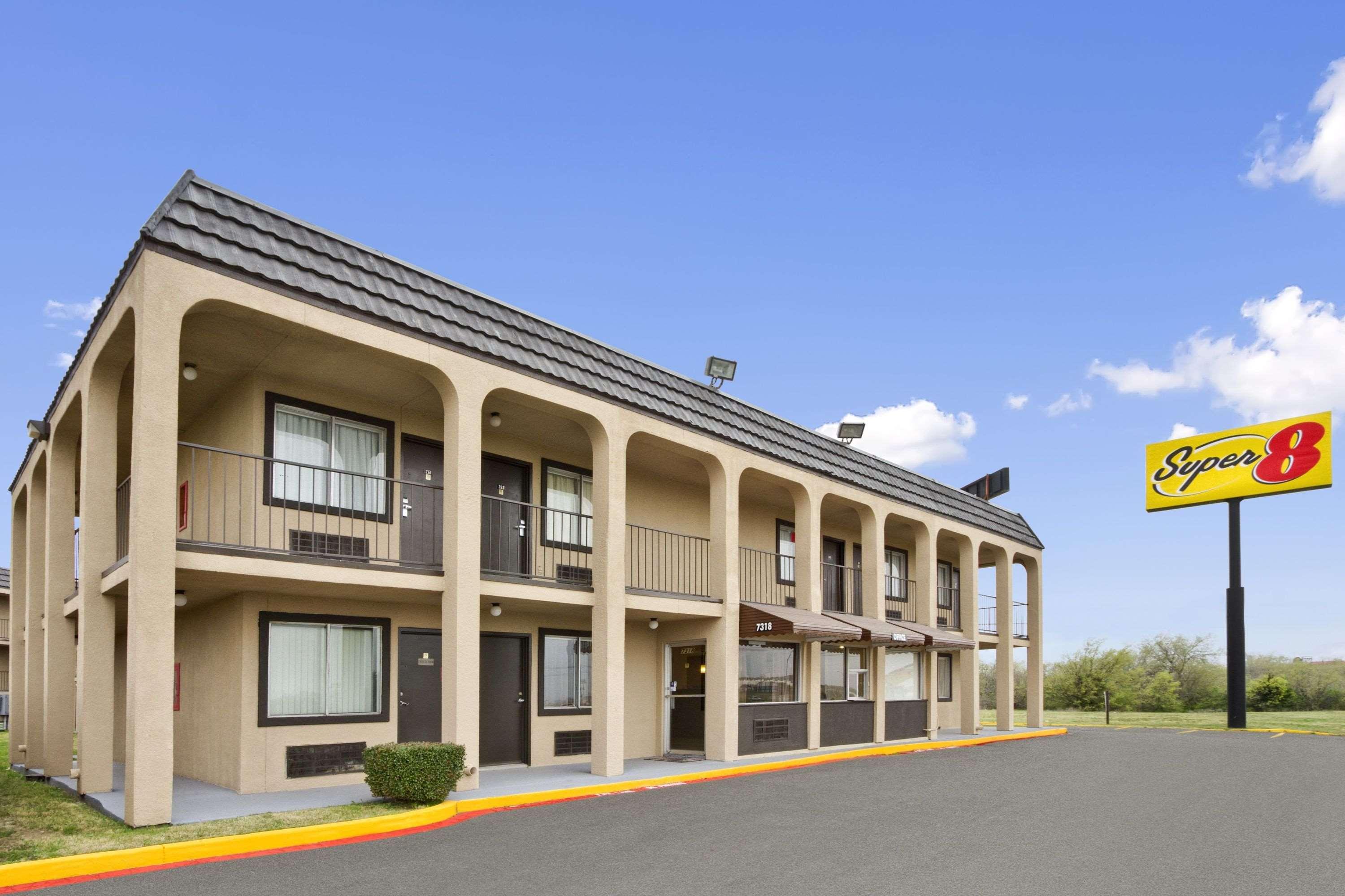 Vista Exterior Super 8 by Wyndham Fort Worth TX