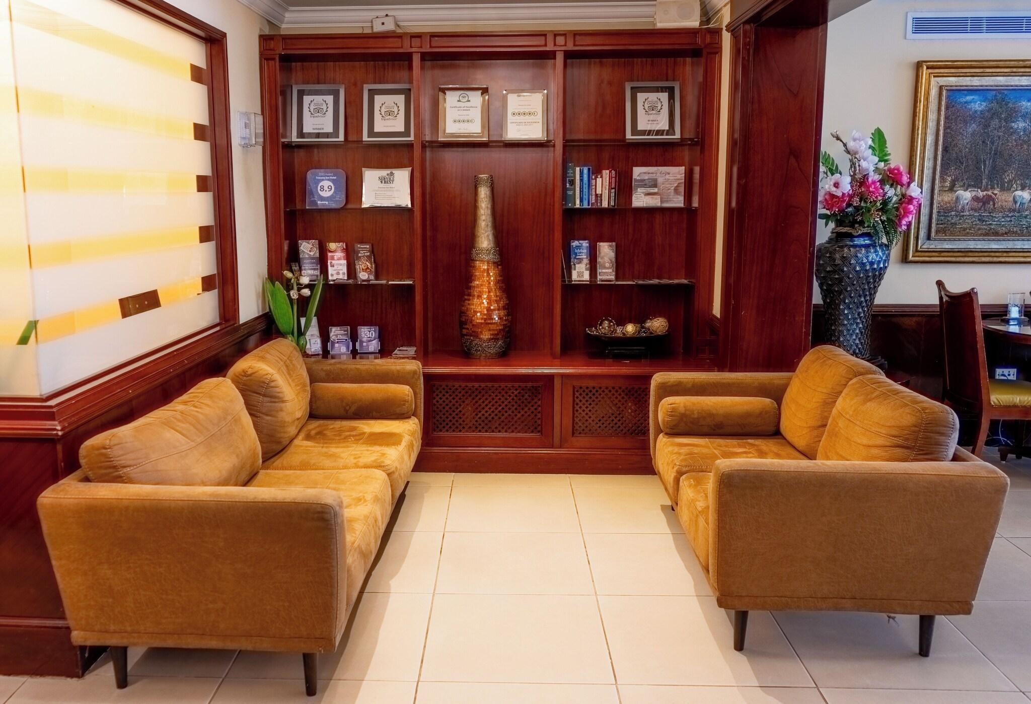 Vista Lobby Toscana Inn