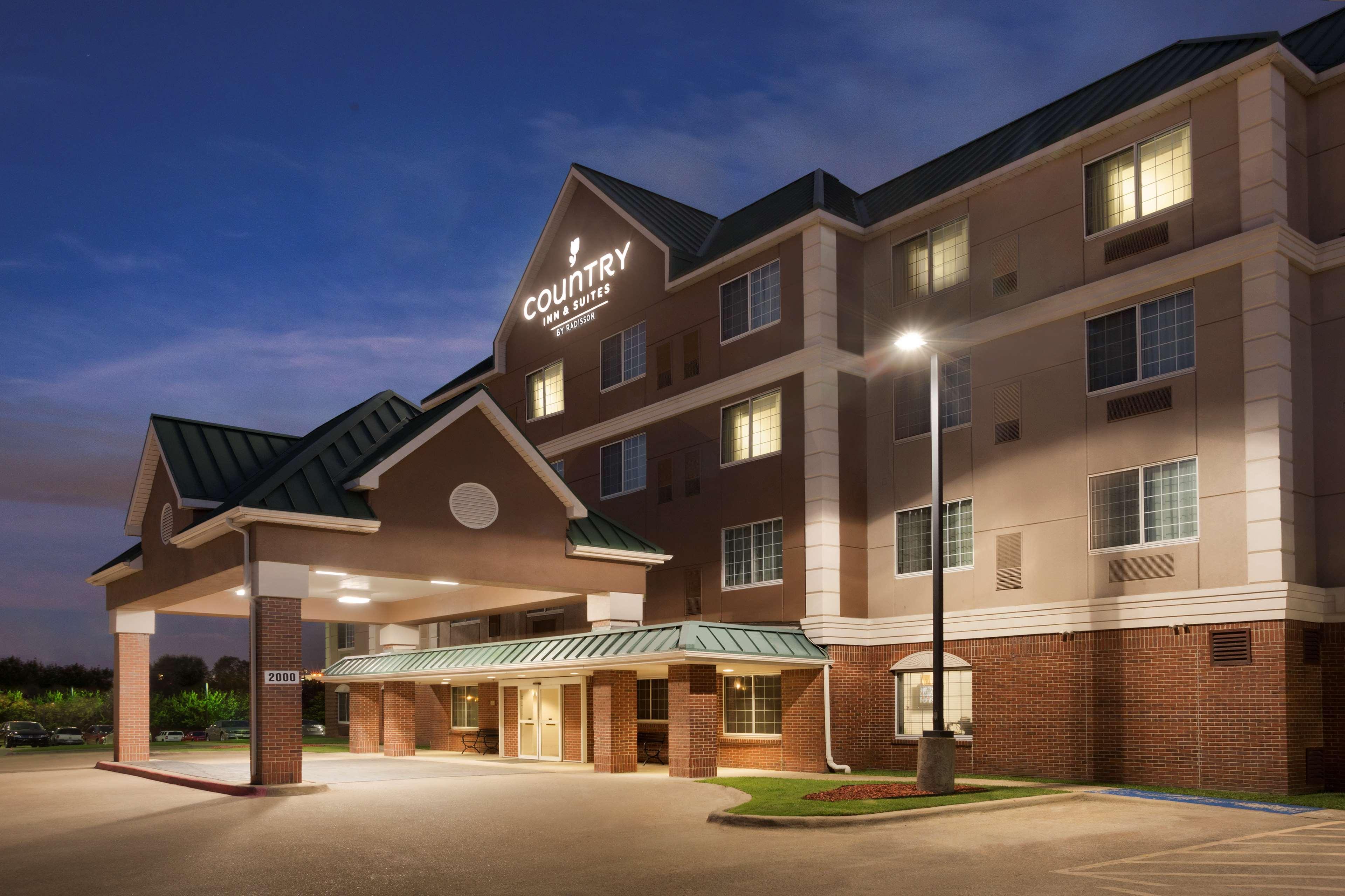 Vista Exterior Country Inn & Suites by Radisson DFW Airport South