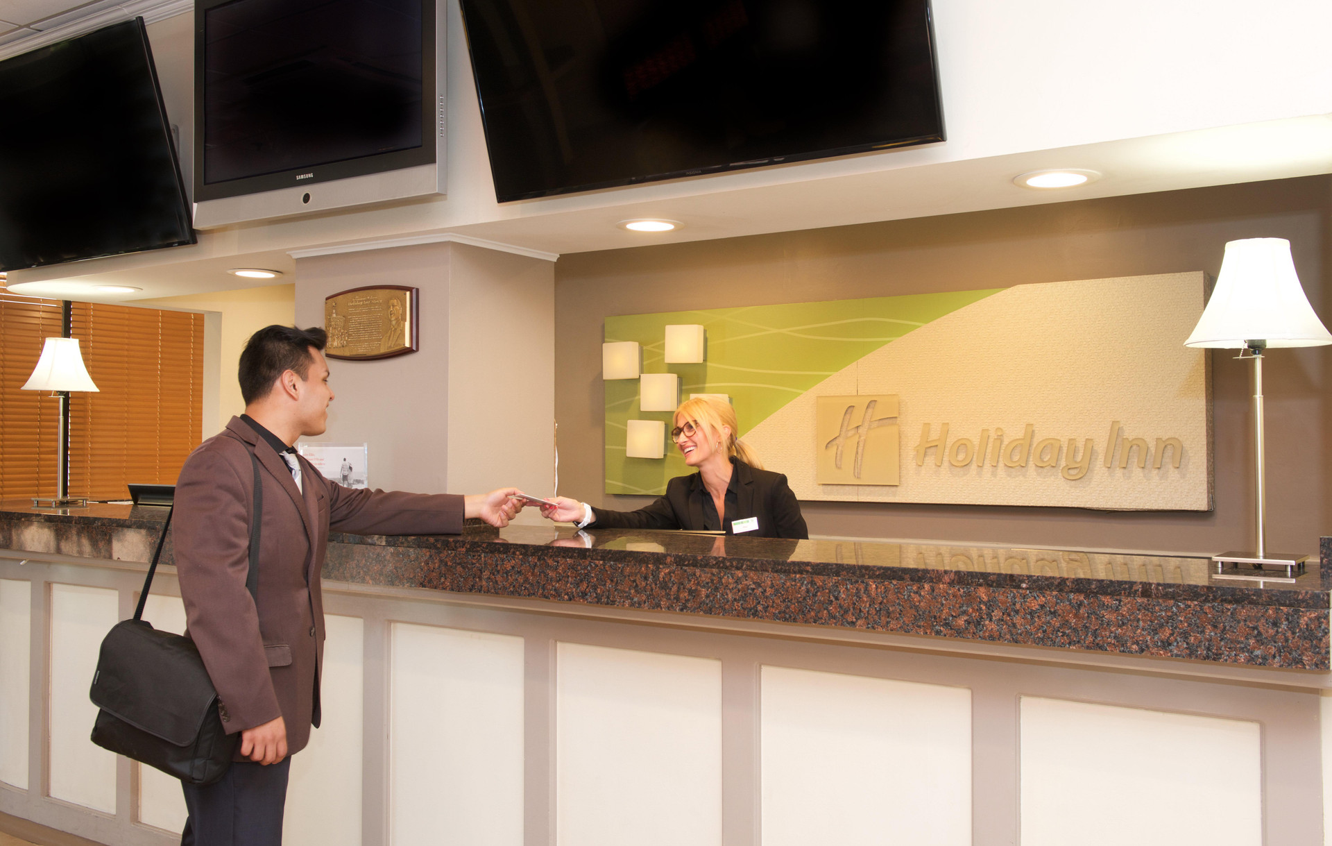 Vista Lobby Holiday Inn & Suites Chicago - Downtown by IHG