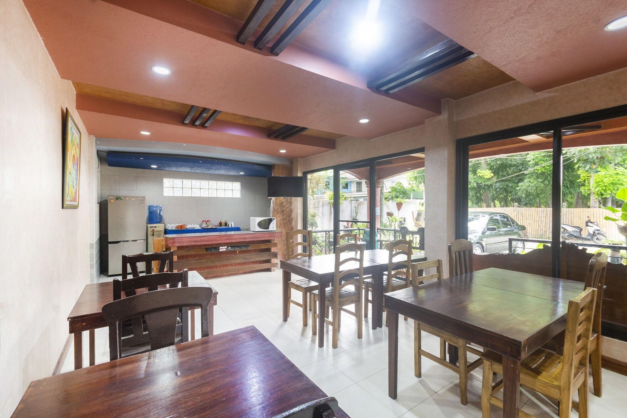 Restaurant OYO 426 Coco Grove Tourist Inn