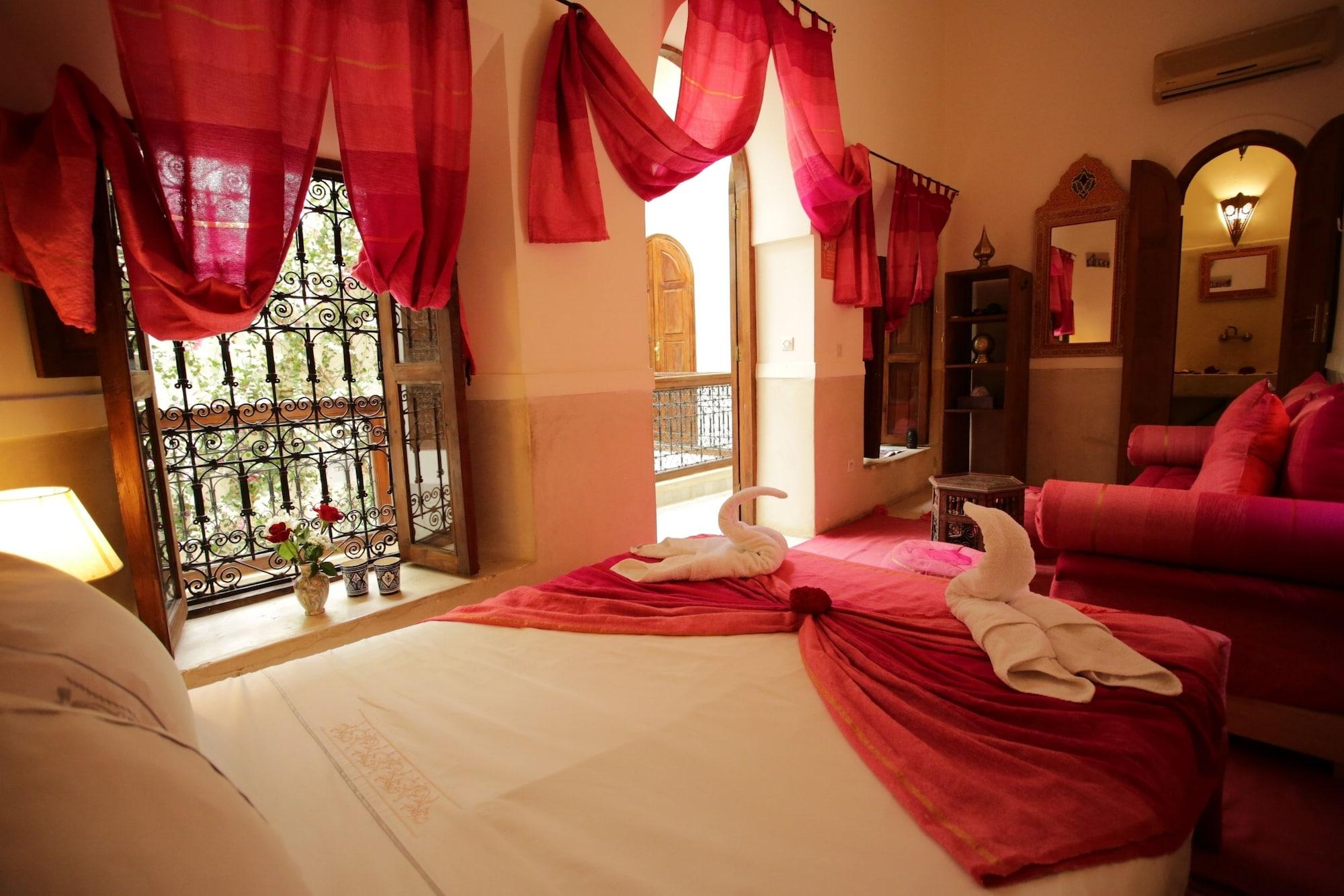 Varios Riad White Flowers