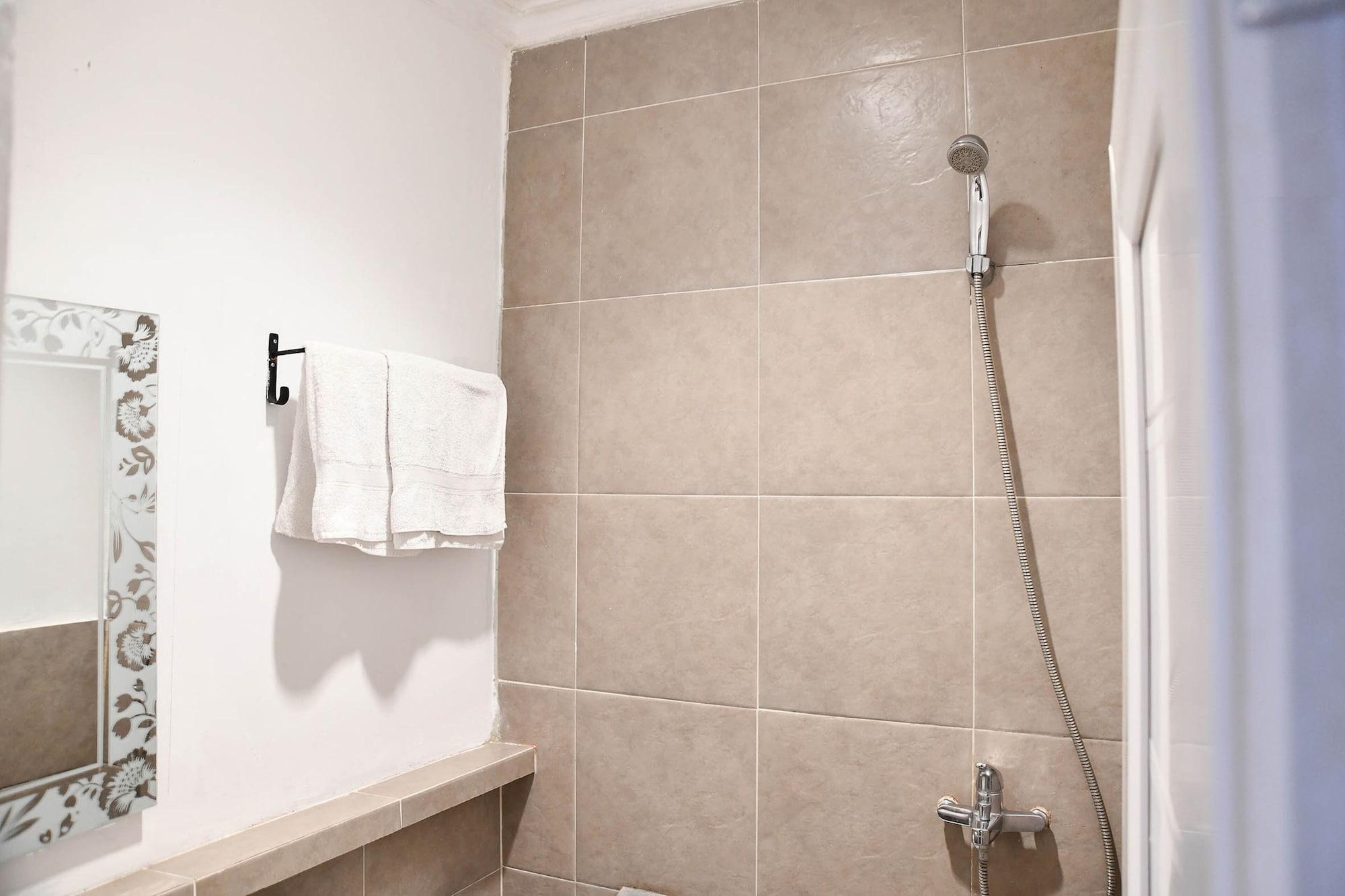 Equipamiento de Habitación Tuju Abuserin Syariah