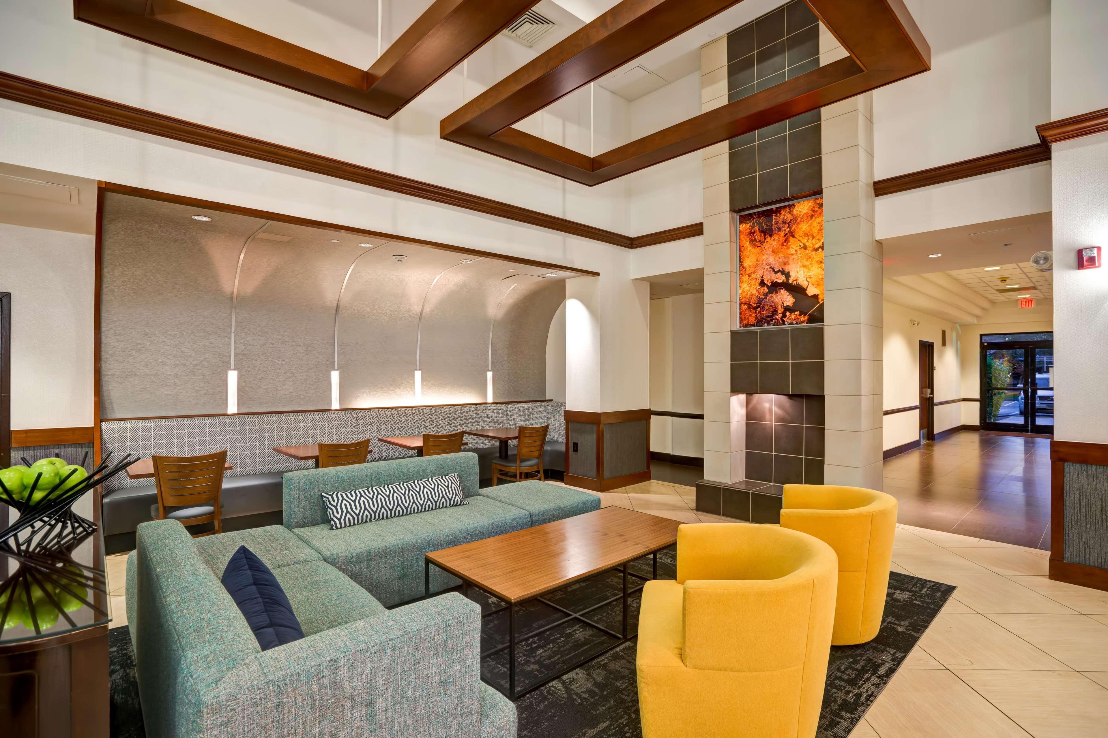 Vista Lobby Hyatt Place Baltimore/BWI Airport