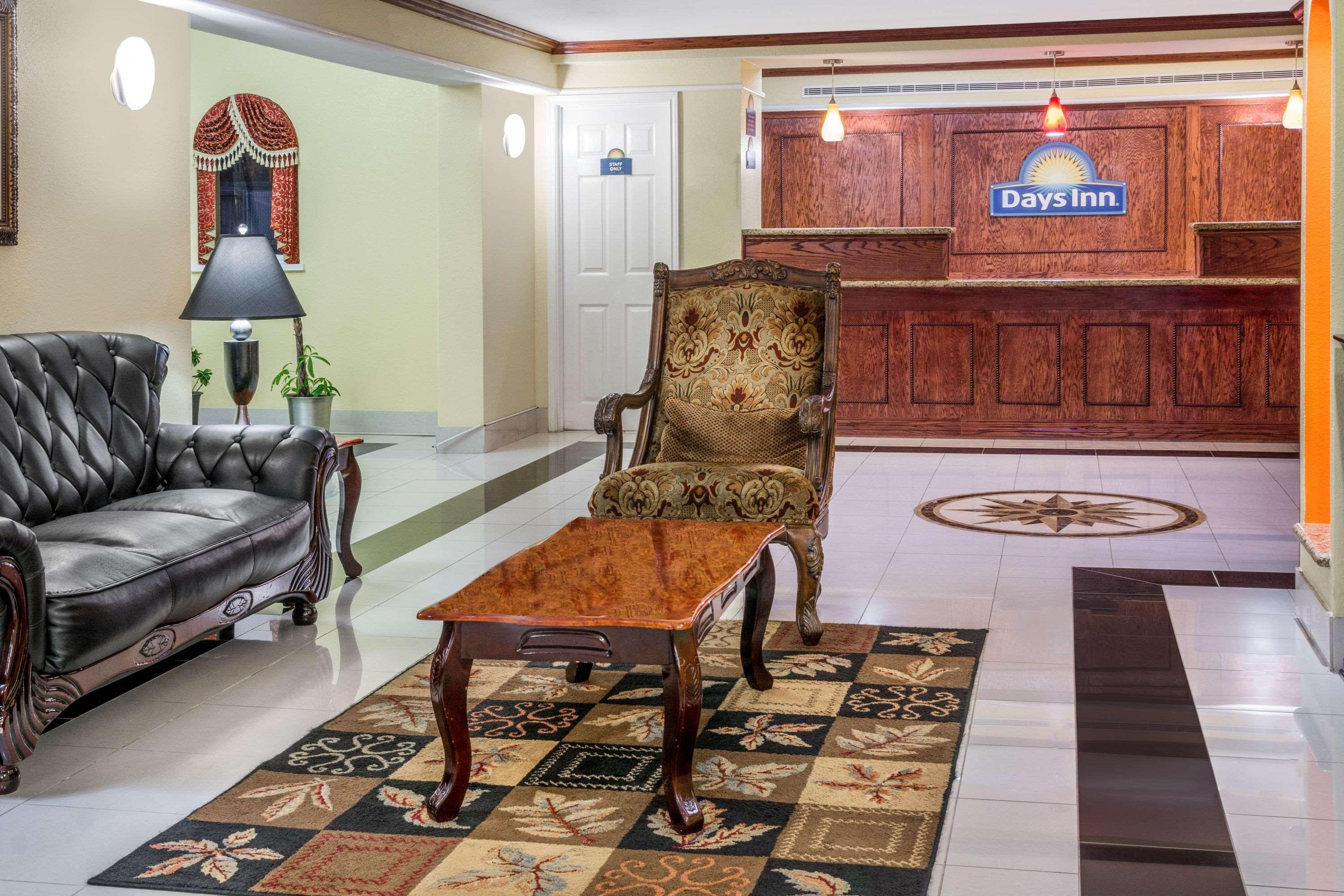Vista Lobby Days Inn by Wyndham Houston