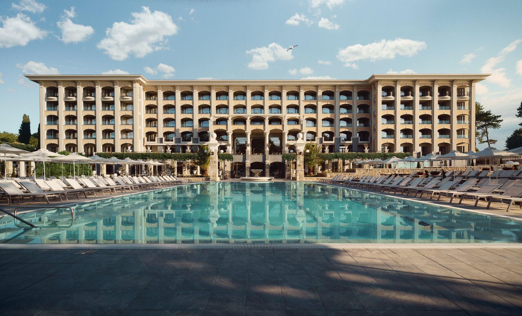 Varios Astor Garden Hotel