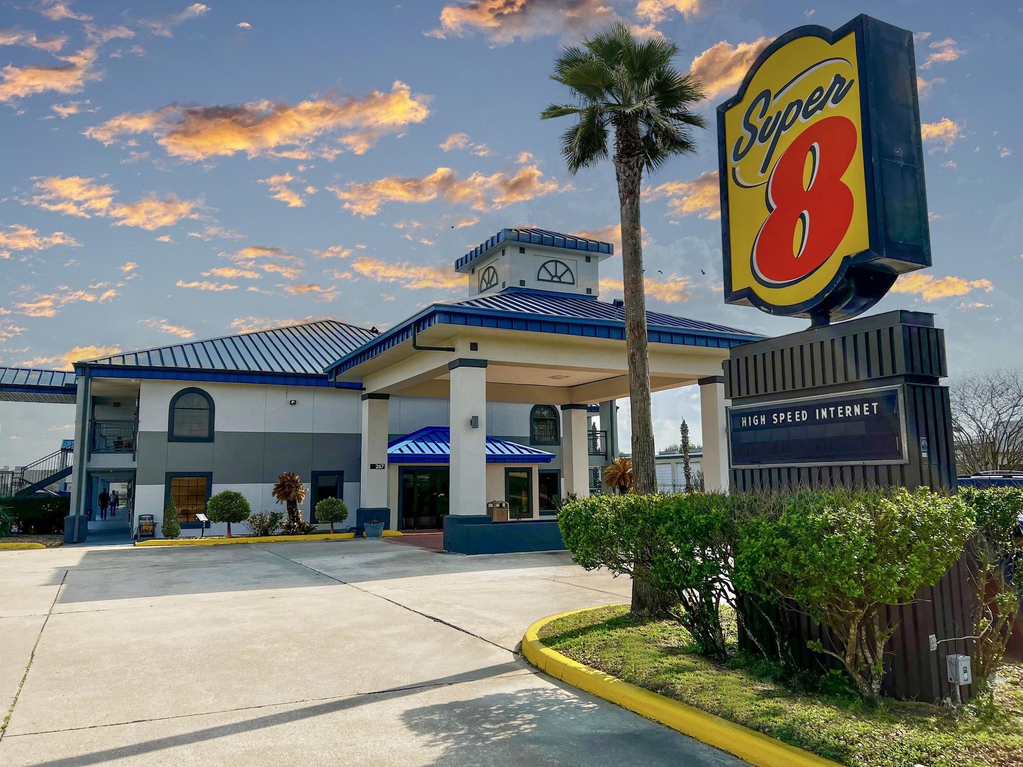Varios Super 8 by Wyndham Sealy