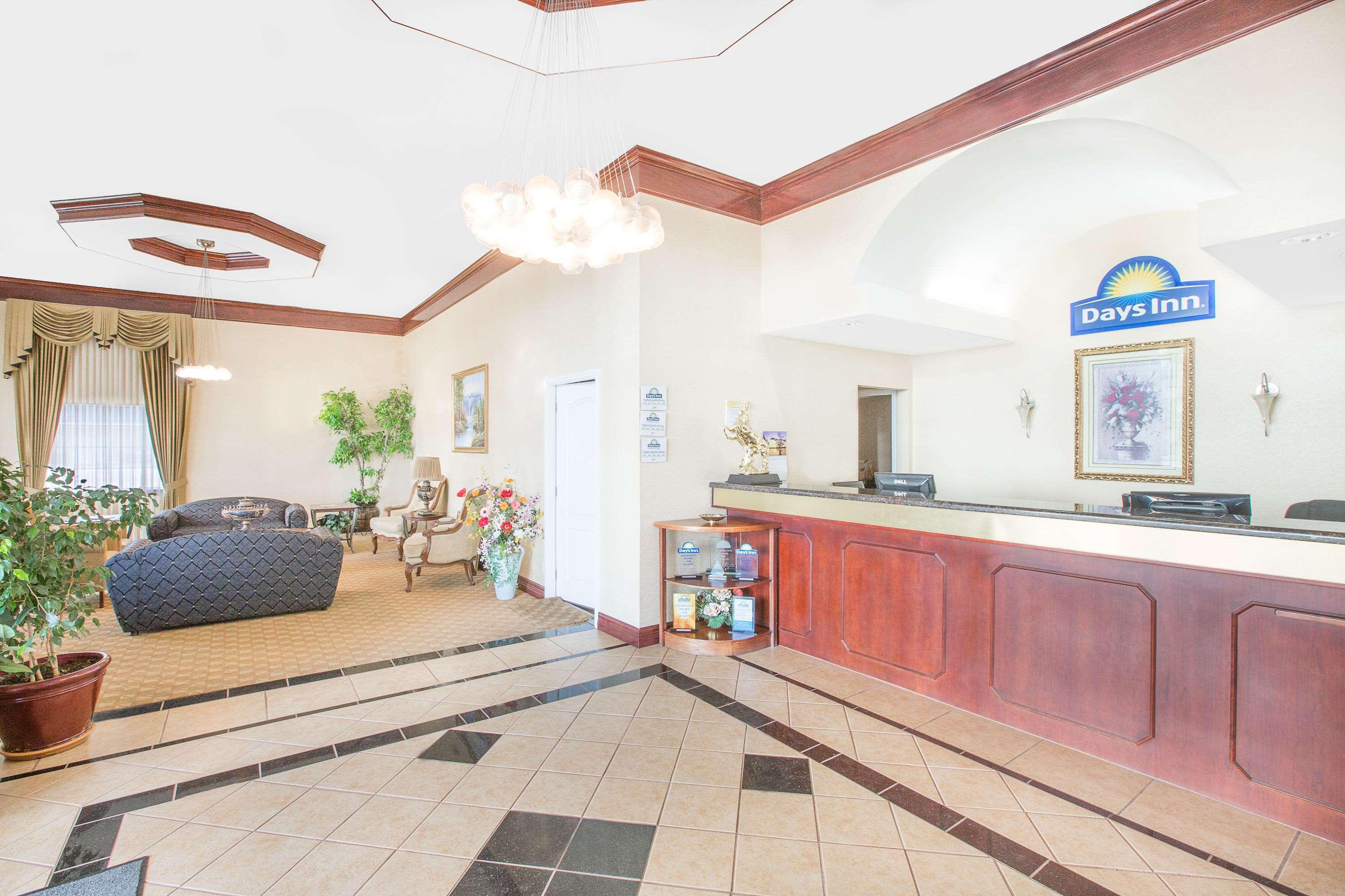 Vista Lobby Days Inn by Wyndham Robstown
