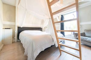 Alquiler Vacacional - Stylish and Unique 18th Century Amsterdam Apartment in the 9 Streets!