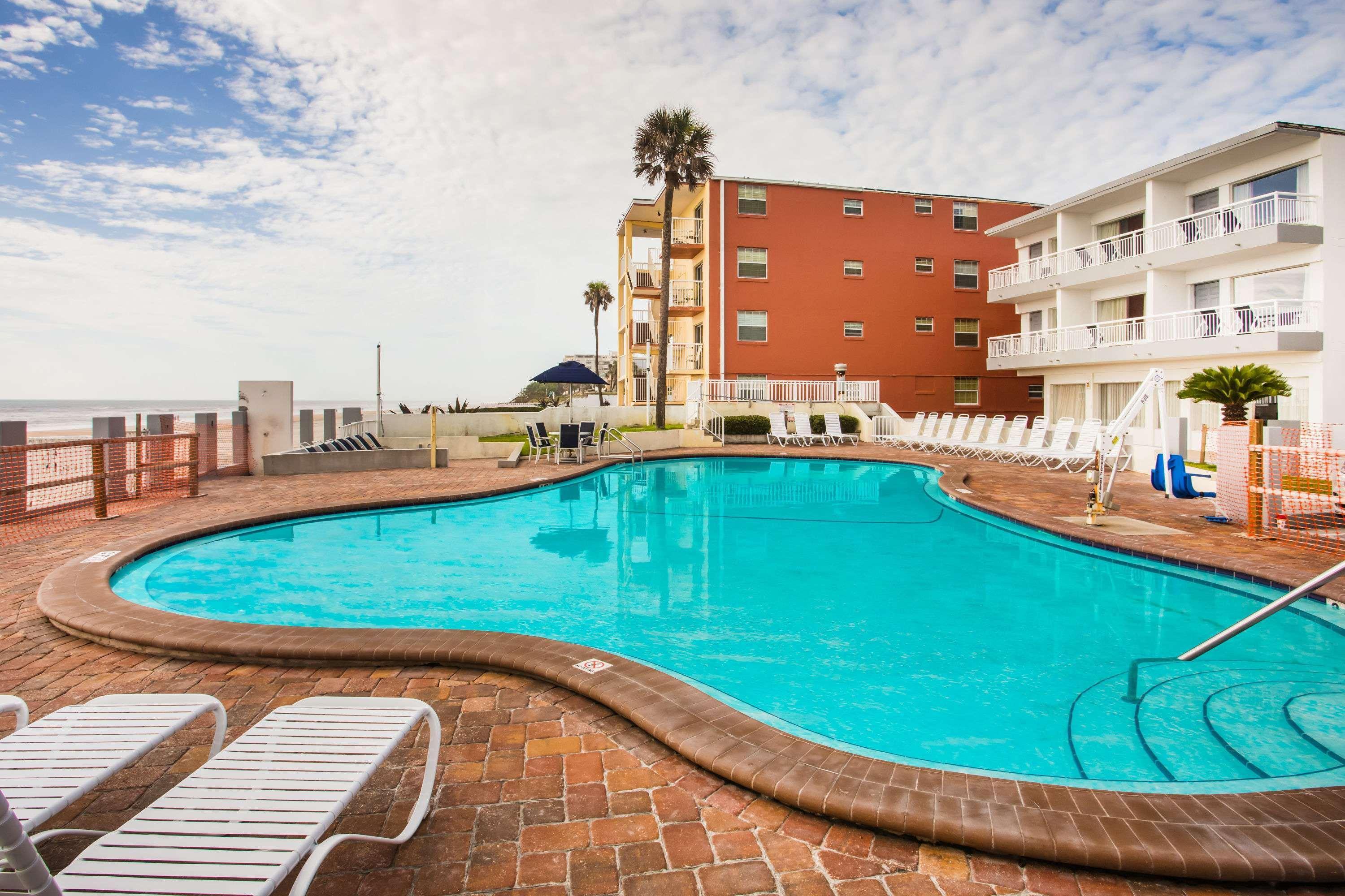 Vista Piscina Days Inn by Wyndham Ormond Beach Mainsail Oceanfrt