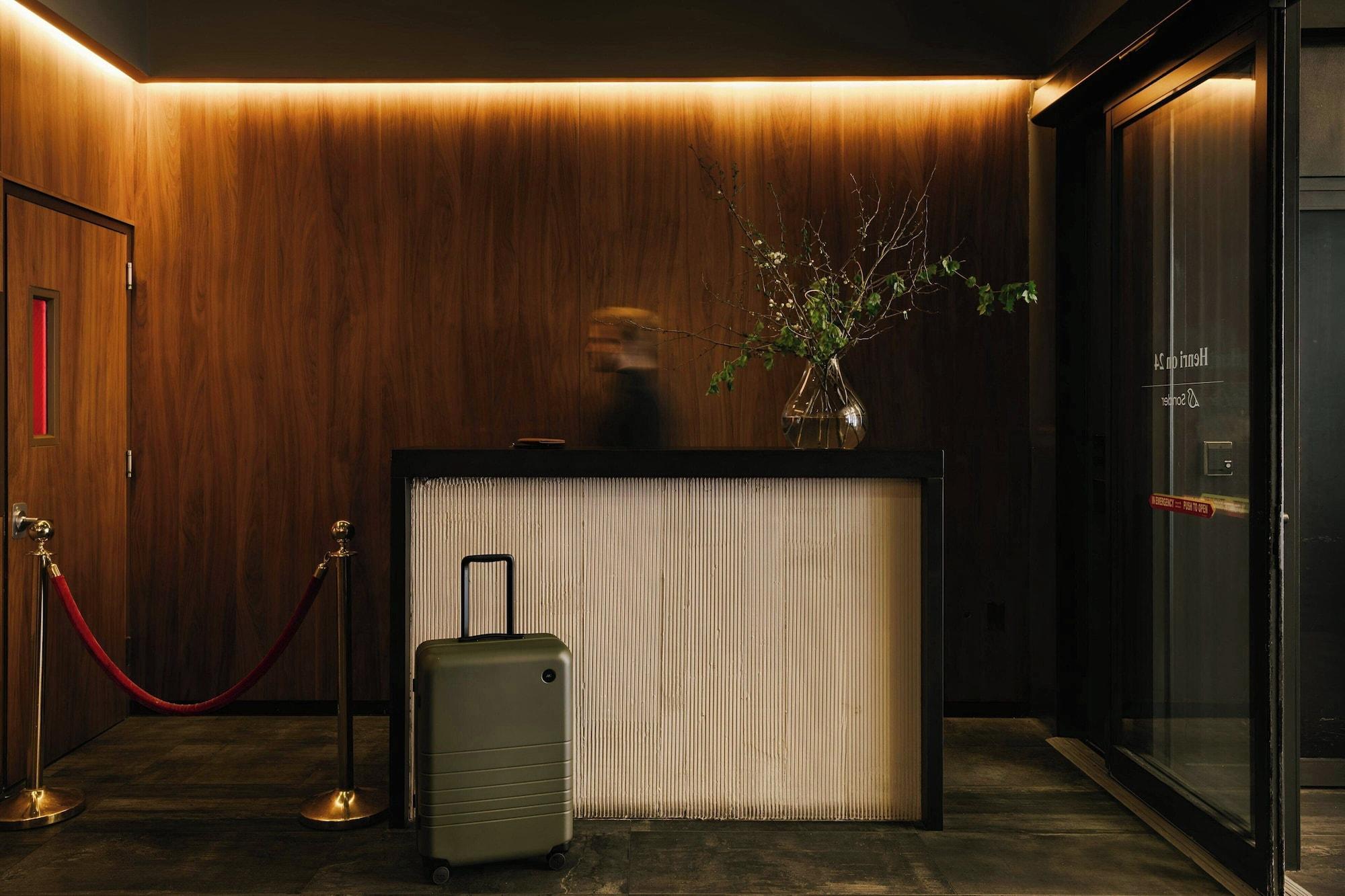 Vista Lobby Hotel Henri NY