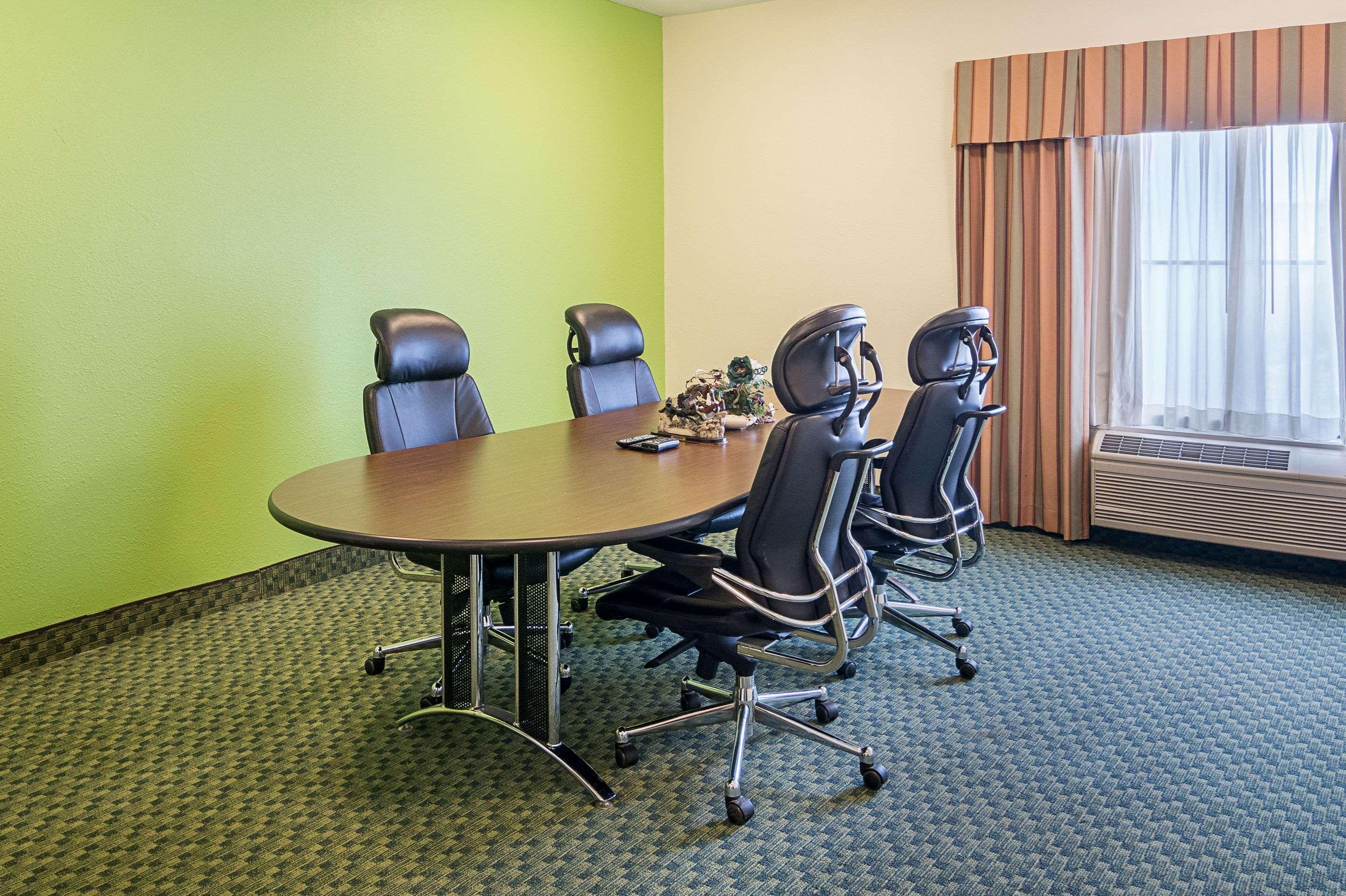 Centro de Negocios Quality Inn & Suites near I-80 and I-294
