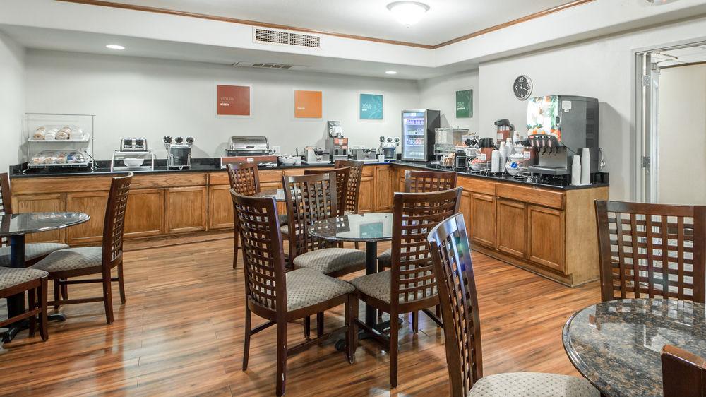 Restaurant Quality Inn Tulsa - Downtown West
