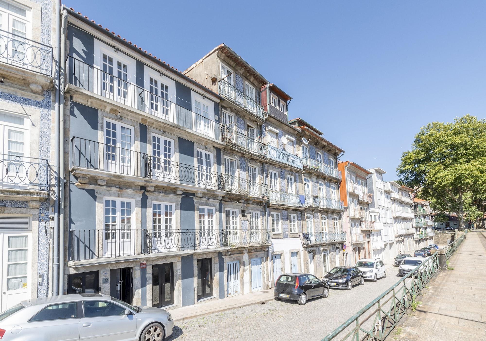 Vista Exterior Miragaia Riverside Suites.