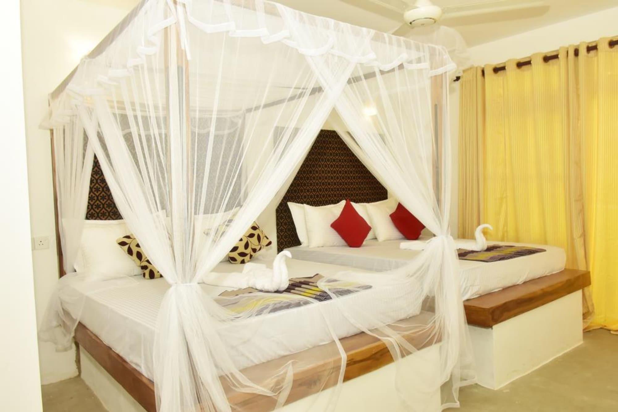 Varios Safari Queens Resort